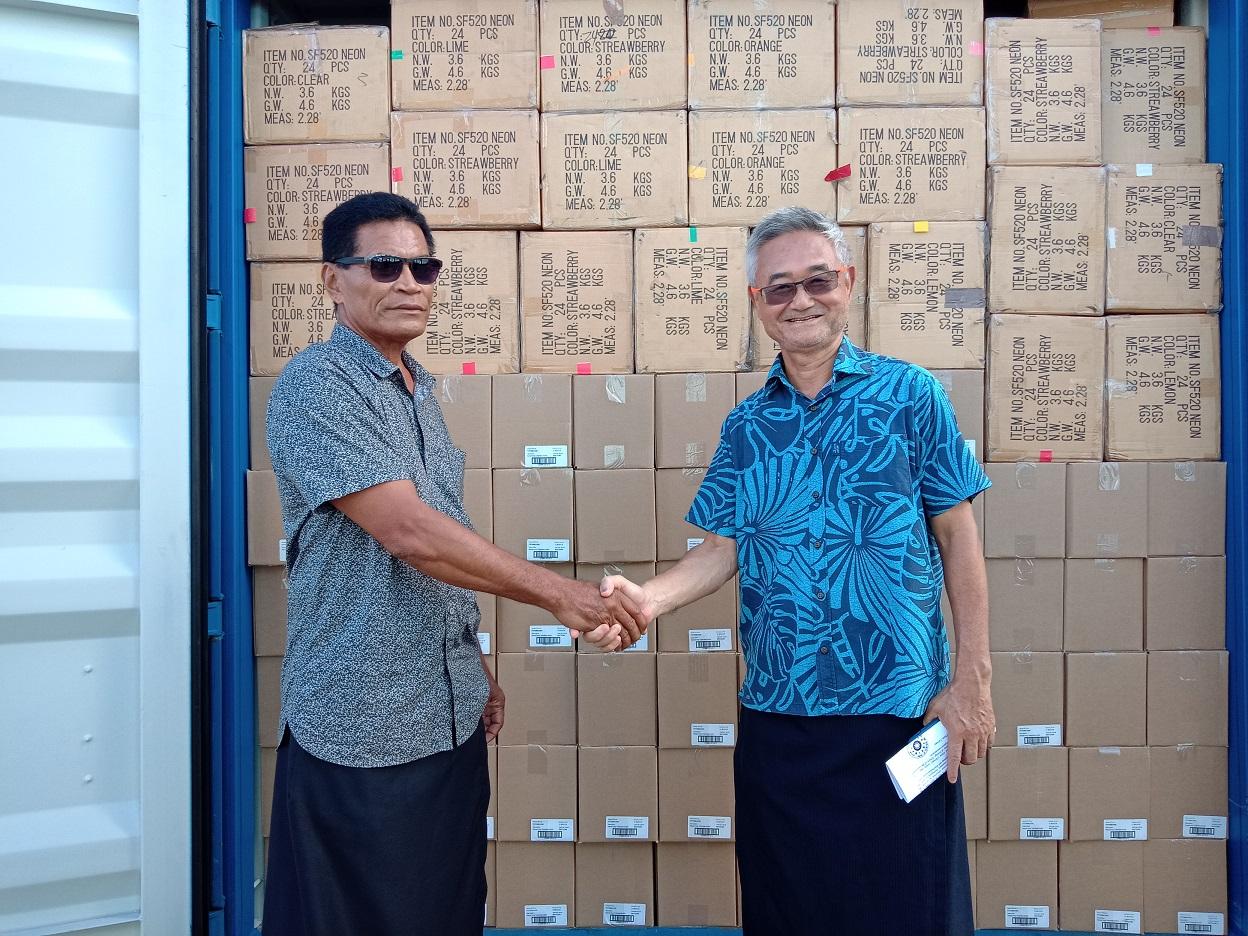 蘇大使仁崇5月12日代表我僑「幫幫忙基金會」捐贈吐瓦魯愛心物資貨櫃，吐國由地方政府部部長羅歐依（Katepu Laoi）代表接受。