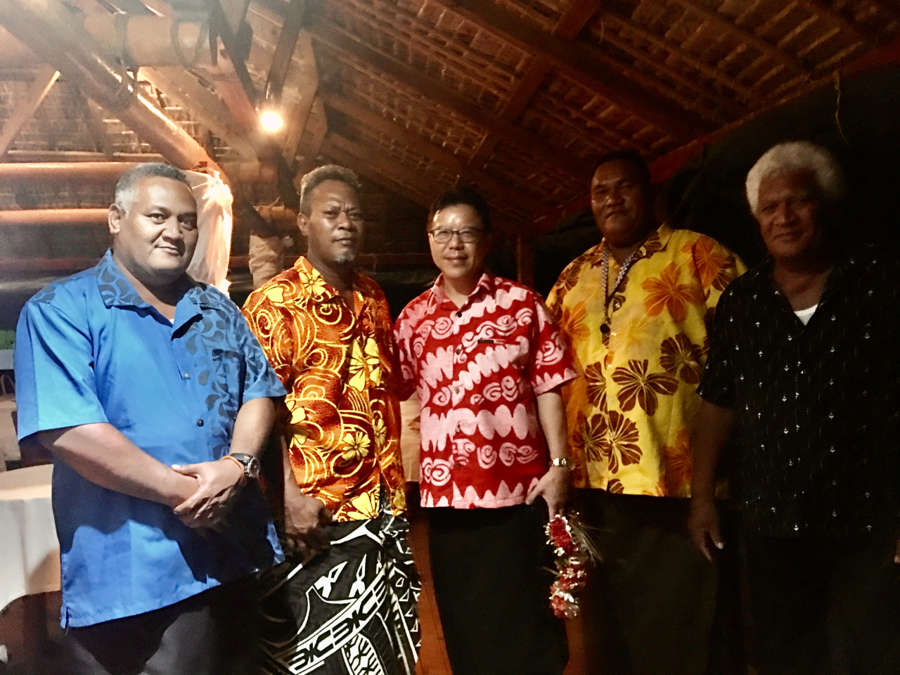 林東亨大使(中)與吐瓦魯代總理兼公共工程部長Ampelosa Tehulu (左二)及其選區Nanumea教會代表