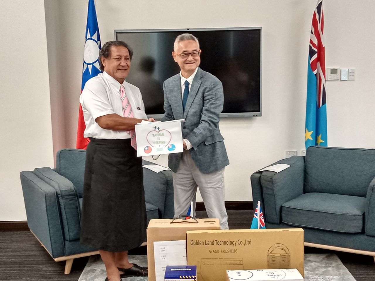 Ambassador Marc Su, on behalf of the people and government of the ROC (Taiwan), handed over another batch of medical equipment (ventilators and disposable face shields) to the Hon. Isaia Taape, Minister of Health of Tuvalu, on October 13, at the Tamasi Puapua Convention Center. Minister Taape expressed his gratitude for Taiwan’s continuous support.