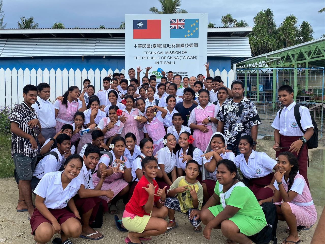 Form 4 students of the Fetuvalu Secondary School visited the Happy Friendship Garden. 