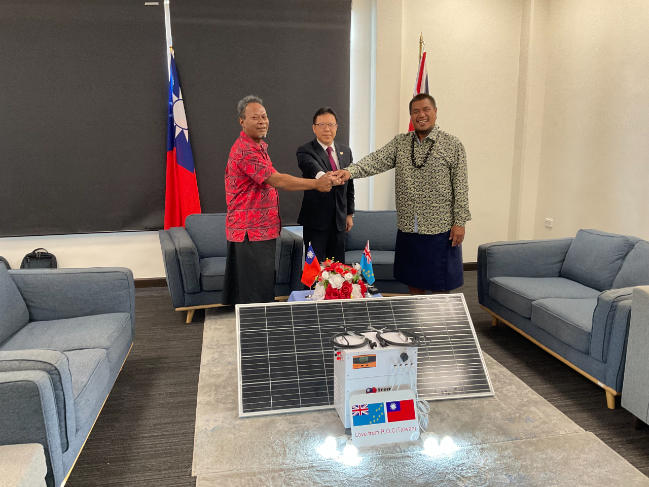 Donation of 220 solar home system units and 15 solar LED street lamps to the Government of Tuvalu at Rt. Hon. Sir. Tomasi Puapua Convention Center on November 11th, 2021.
Acting Prime Minister Hon. Ampelosa Tehulu, Minister for Transport, Energy and Tourism Hon.Nielu Meisake and related officials joined the ceremony.
