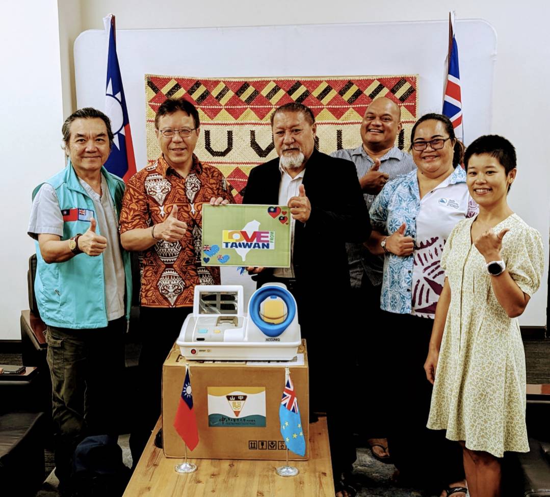 On September 6, 2023, Tuvalu's sister hospital in Taichung Chung Shan Medical University Hospital donated automatic blood pressure monitor, thermometer and medical material to the Ministry of Health of Tuvalu. Taiwan Ambassador to Tuvalu H.E. Andrew Lin is pleased to witness the ceremony.