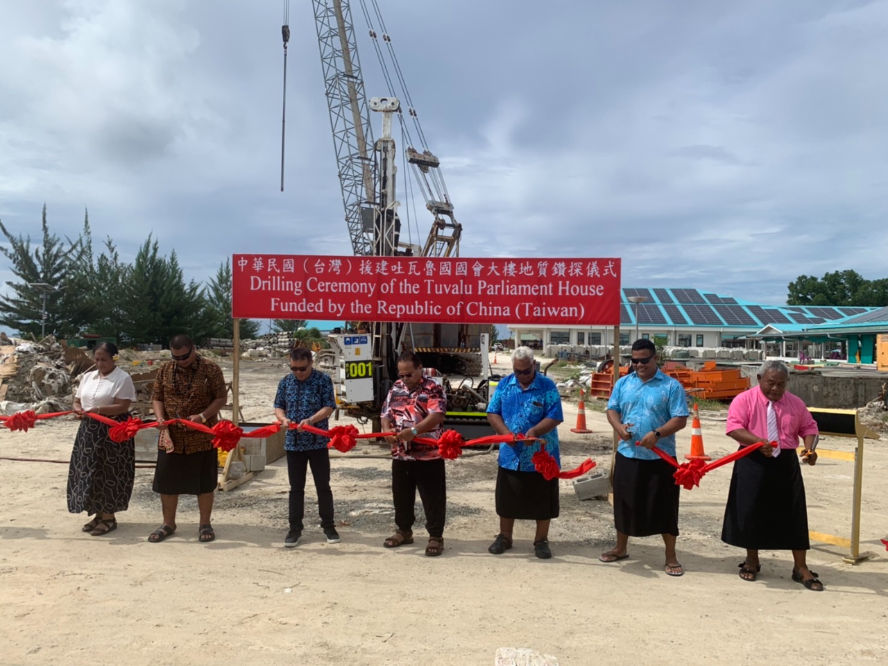 The Embassy of the Republic of China (Taiwan) hosted drilling ceremony for the Tuvalu Parliament House on September 20, 2023. Ambassador Andrew Lin mentioned though it’s just a small step, certainly a small step on the right direction will end up being one of the biggest achievement of Tuvalu’s democratic development. Acting Prime Minister Nielu Meisake thanked for Taiwan’s commitment for funding. Speaker Samuelu Teo also showed gratitude and is looking forward to having Tuvalu’s own Parliament Building. Special envoy Simon Kofe, Hon. Puakena Boreham and Hon. Namoliki Neemia also attended the ceremony.