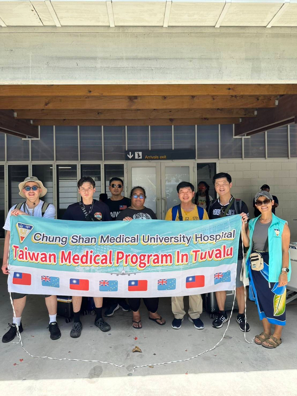 Led by director Chao-Yu Shen , the Taiwan Medical Mission consists of radiographer Dr. Nan-Ku Lai, medical laboratory scientist Mr. Yu-Lin Wang, and registered nurse Jason Wilds. The mission will be providing the CT scan service , the examination, treatment, prevention and updating the hospital information system in the next one month.
With such ongoing bilateral cooperation and efforts between Taiwan and Tuvalu, all people in Tuvalu can benefit from better medical service.