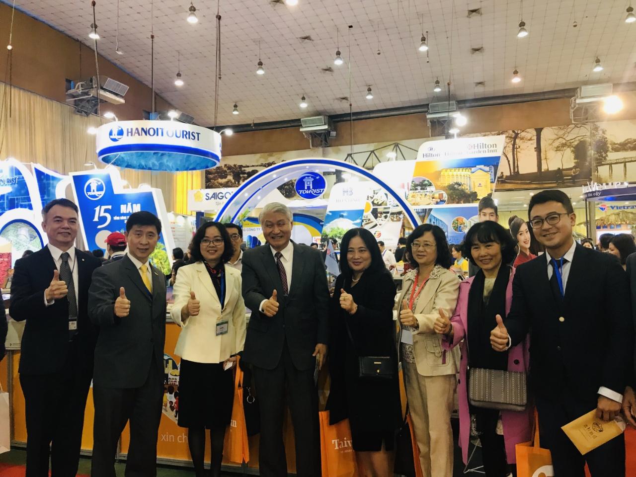 圖一  石大使（左四）與越南旅遊總局副總局長阮氏清香（Nguyen Thi Thanh Huong，左三）參觀台灣展覽攤位並合影