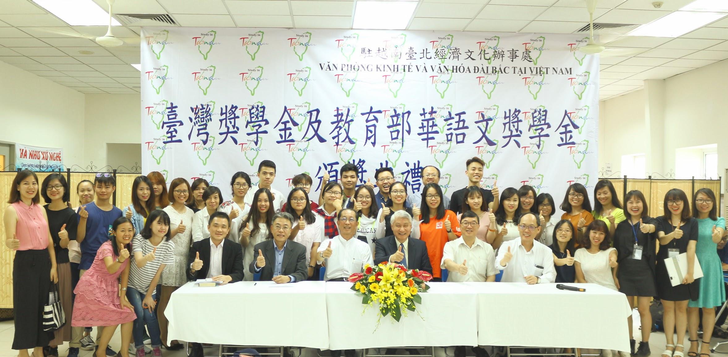 (sitted left 4: Richard R.C. Shih, representative of the Taipei Economic and Cultural Office in Vietnam; sitted left 3: Lee Ming, director of education; sitted left 5: Tony Lee, director of sciecne and technology division)