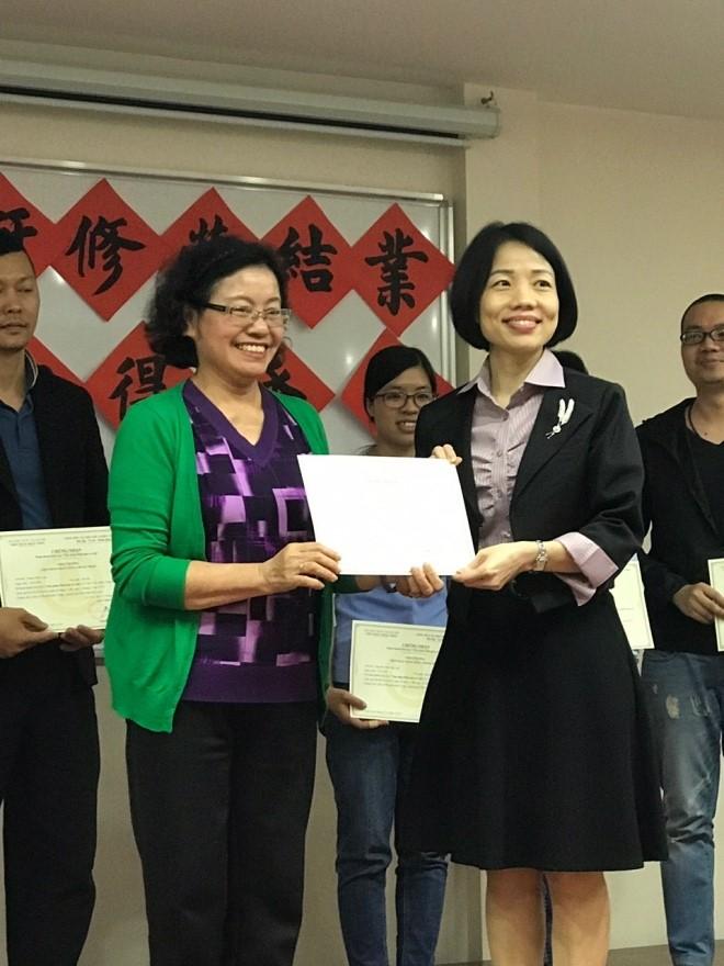 3.	Deputy Representative Chen presents the certificates to a participant