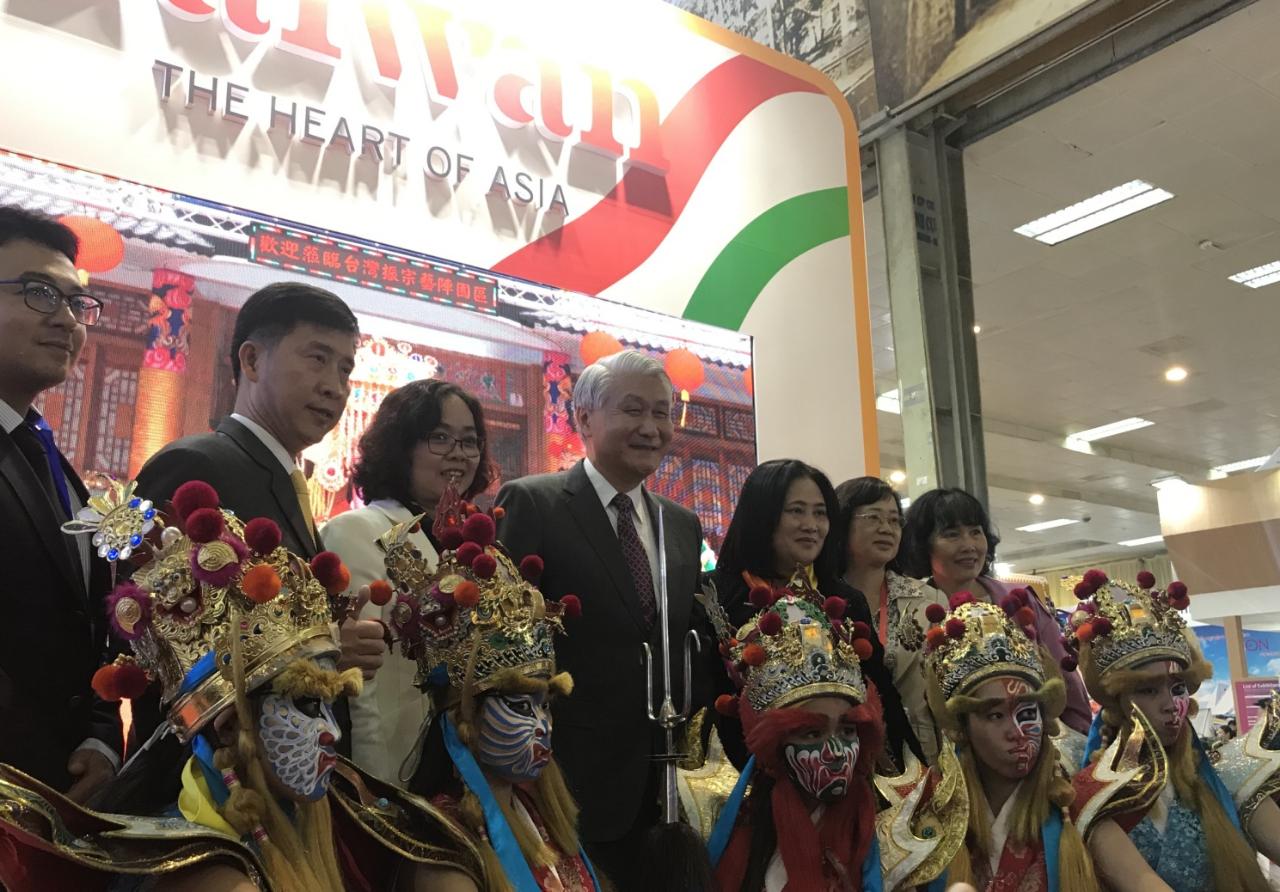 Photo taken with “Zhen Zong Performance Troupe” from Taiwan