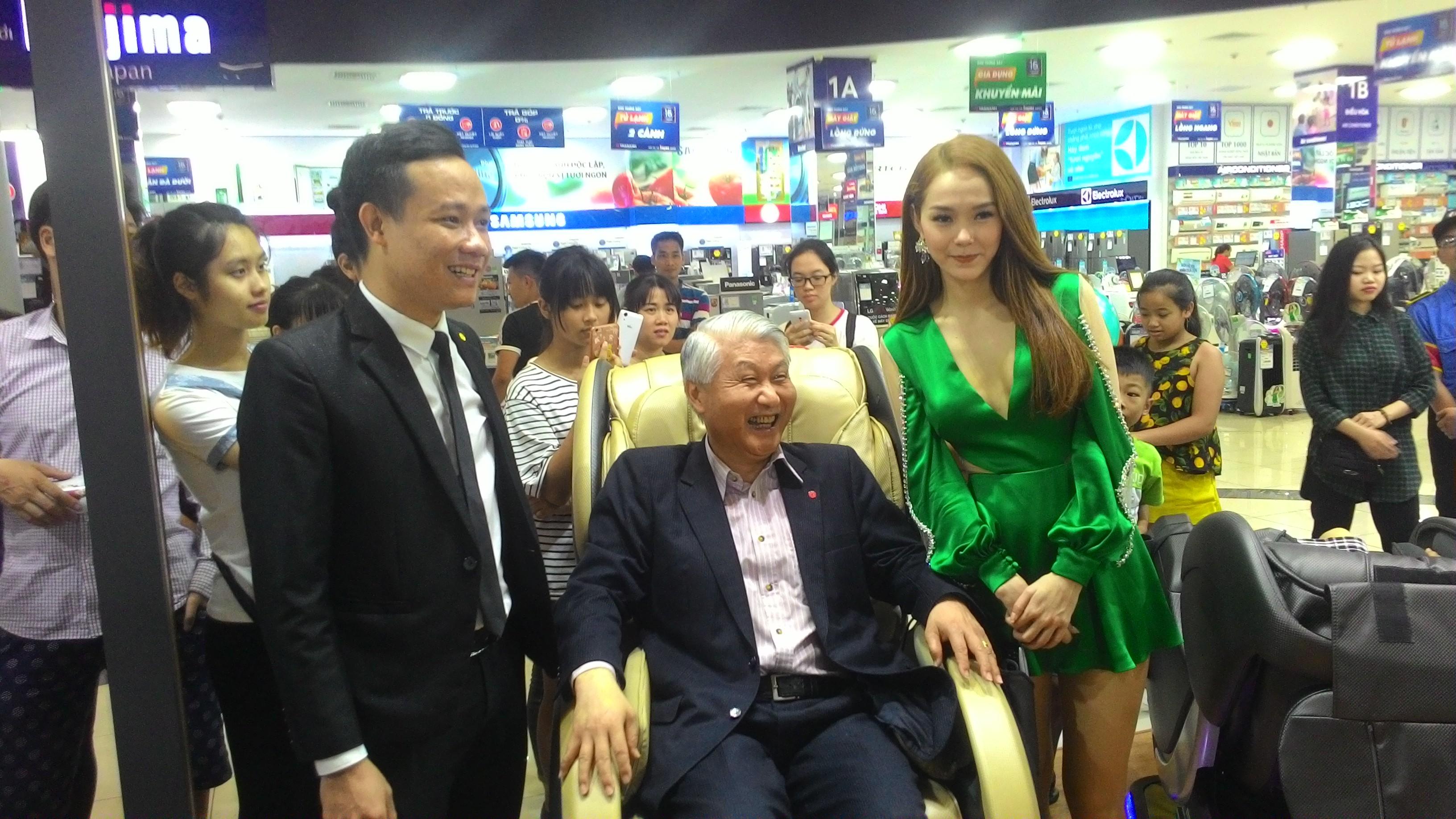 Trưởng đại diện Thạch Thụy Kỳ và đại sứ thương hiệu, ca sỹ -diễn viên Minh Hằng giới thiệu sản phẩm Đài Loan chất lượng cao