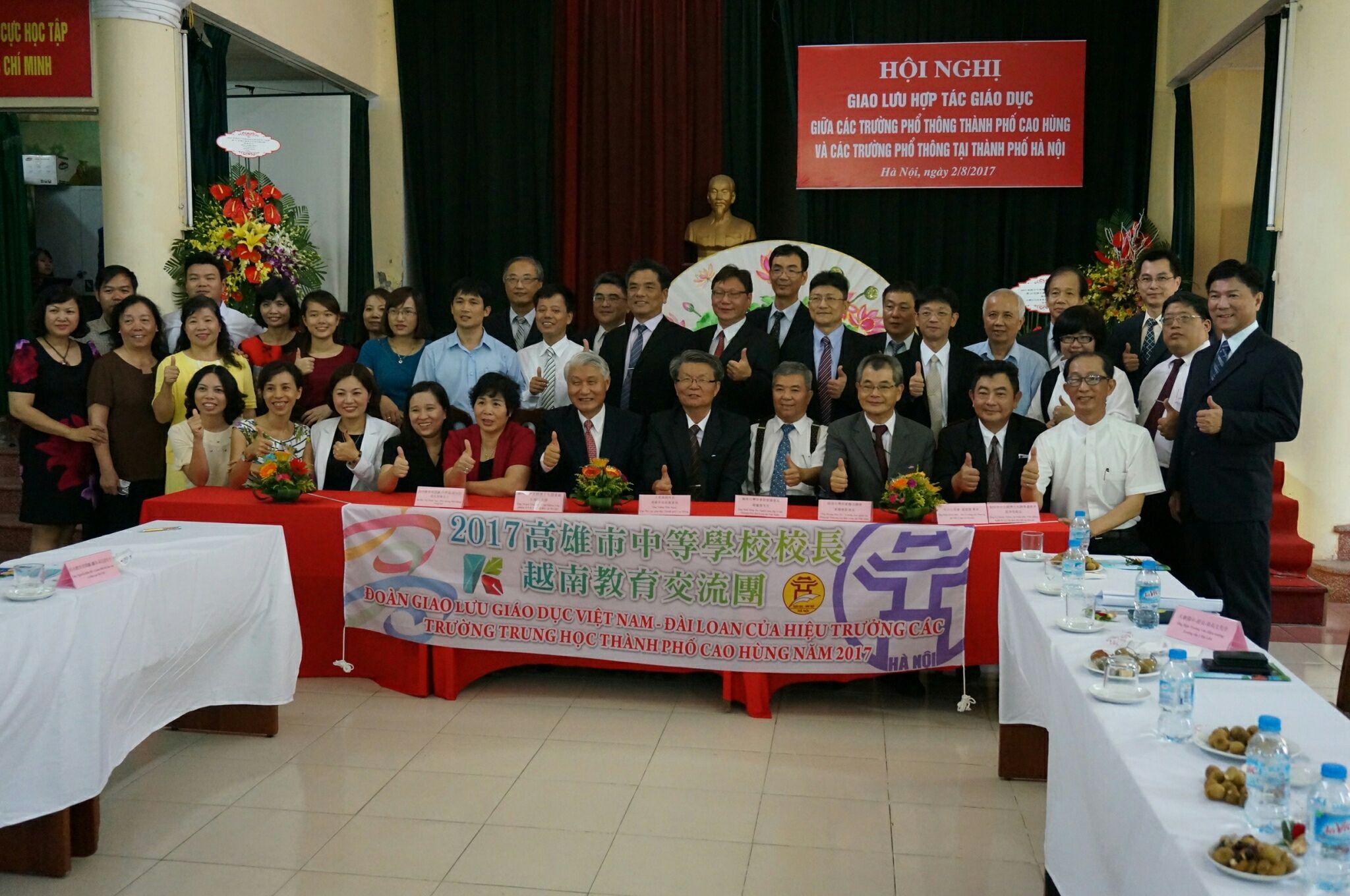 (hàng đầu thứ 1 từ phải sang: ông Lý Minh – tham tán Giáo dục, thứ 5 từ phải sang: ông Vương Tiến Nhan – Cục phó cục giáo dục thành phố Cao Hùng, thứ 6 từ phải sang: ông Thạch Thụy Kỳ - Trưởng đại diện văn phòng Kinh tế và Văn hóa Đài Bắc tại Việt Nam)