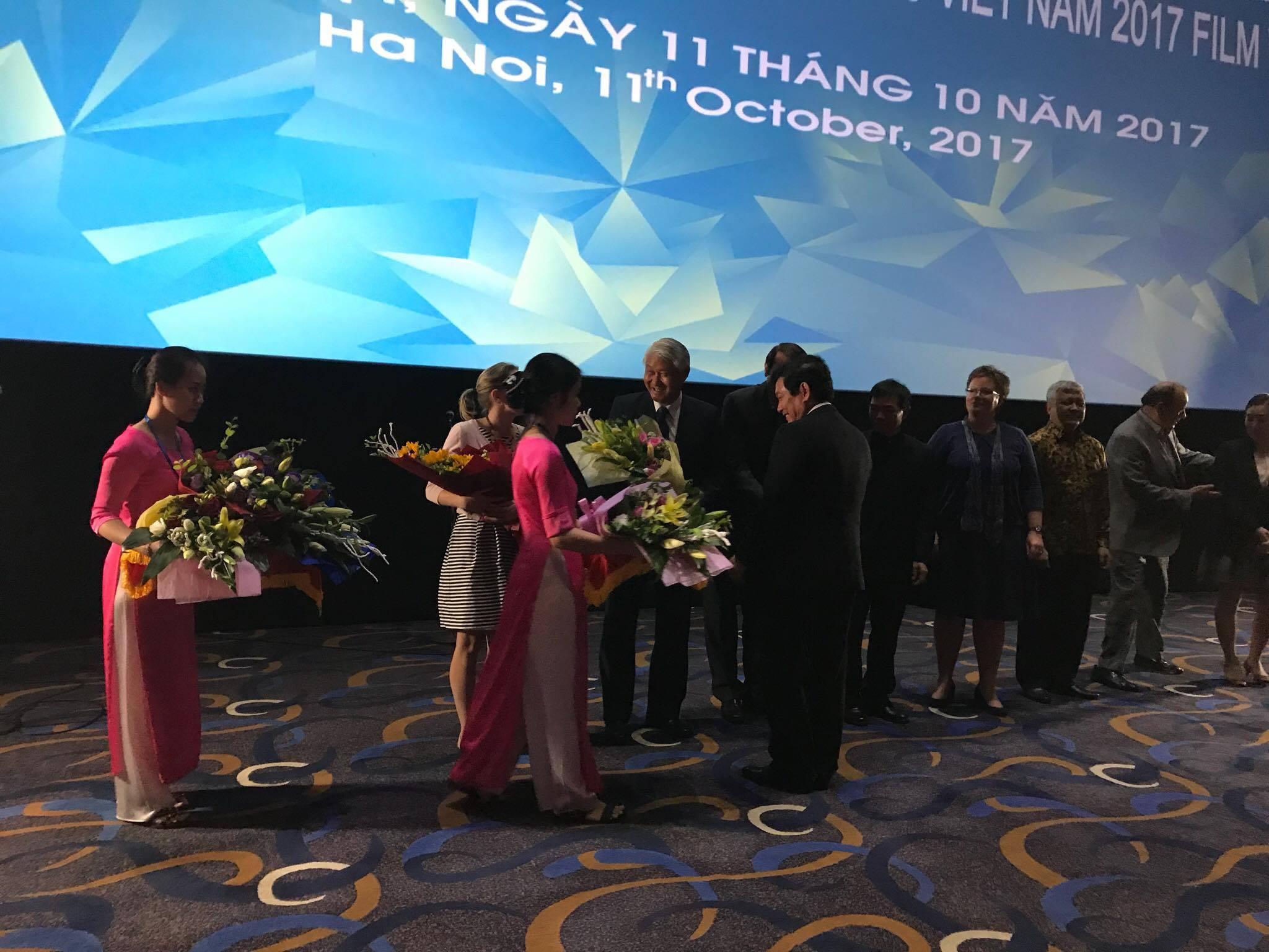 Thứ trưởng  Bộ Văn hóa, Thể thao và Du lịch Huỳnh Vĩnh Ái tặng hoa Ngài Đại sứ Thạch Thụy Kỳ để bày tỏ chính phủ Việt Nam đánh giá cao đóng góp của Đài Loan đối với Tuần phim APEC 2017.