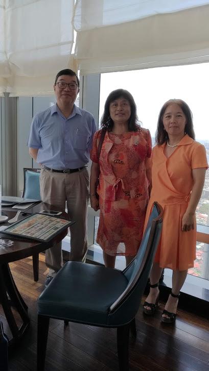 Vào ngày 31 tháng 8 vừa qua, Giáo sư Lee Tung Yi - Tham tán Khoa học và Công nghệ của Văn phòng Kinh tế và Văn hóa Đài Bắc tại Việt Nam, đã tiếp xã giao và có bữa trưa thân mật với Giáo sư Juo-Yu Lin (thứ 2 từ trái sang) đến từ Đại học Đạm Giang và Giáo sư Mei-Lan Hung đến từ Đại học quốc lập Chính trị (thứ 2 từ phải sang). Hiện Giáo sư Juo-Yu Lin đang thực hiện một dự án được tài trợ bởi Bộ Khoa học Công nghệ Đài Loan. Trong chuyến công tác lần này, hai vị giáo sư còn đến thăm và làm việc với Học viện Ngoại giao, Trường ĐH Khoa học xã hội và nhân văn, Viện Hàn lâm Khoa học xã hội Việt Nam.
