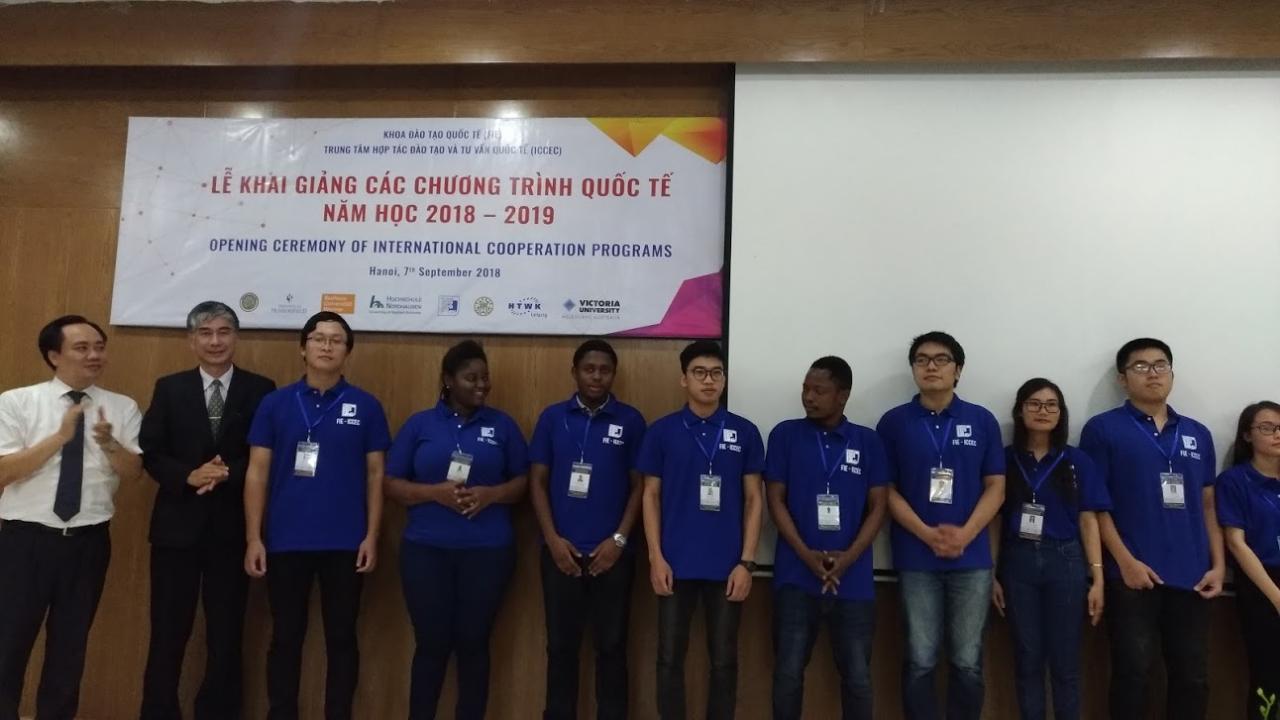 Đại diện Phòng Khoa học và Phòng Giáo dục – Văn phòng Kinh tế và Văn hóa Đài Bắc tại Việt Nam đã nhận lời mời tham dự Lễ khai giảng các chương trình quốc tế năm học 2018-2019 của Trường Đại học Xây dựng được tổ chức vào ngày 7/9/2018. Ảnh trên là bức ảnh chụp lưu niệm giữa Phó Hiệu trưởng Trường ĐH Xây dựng Ông Phạm Xuân Anh (ngoài cùng bên trái) và Trưởng Khoa Xây dựng trường Đại học Quốc gia Đài Loan Giáo sư Shang-Hsien Hsieh, cùng các tân nghiên cứu sinh của chương trình đào tạo Thạc sĩ liên kết 1+1 giữa NUCE và NTU. Chương trình này đã có 11 năm lịch sử, và trong năm học mới này có 4 nghiên cứu sinh đến từ Mô-dăm-bích.