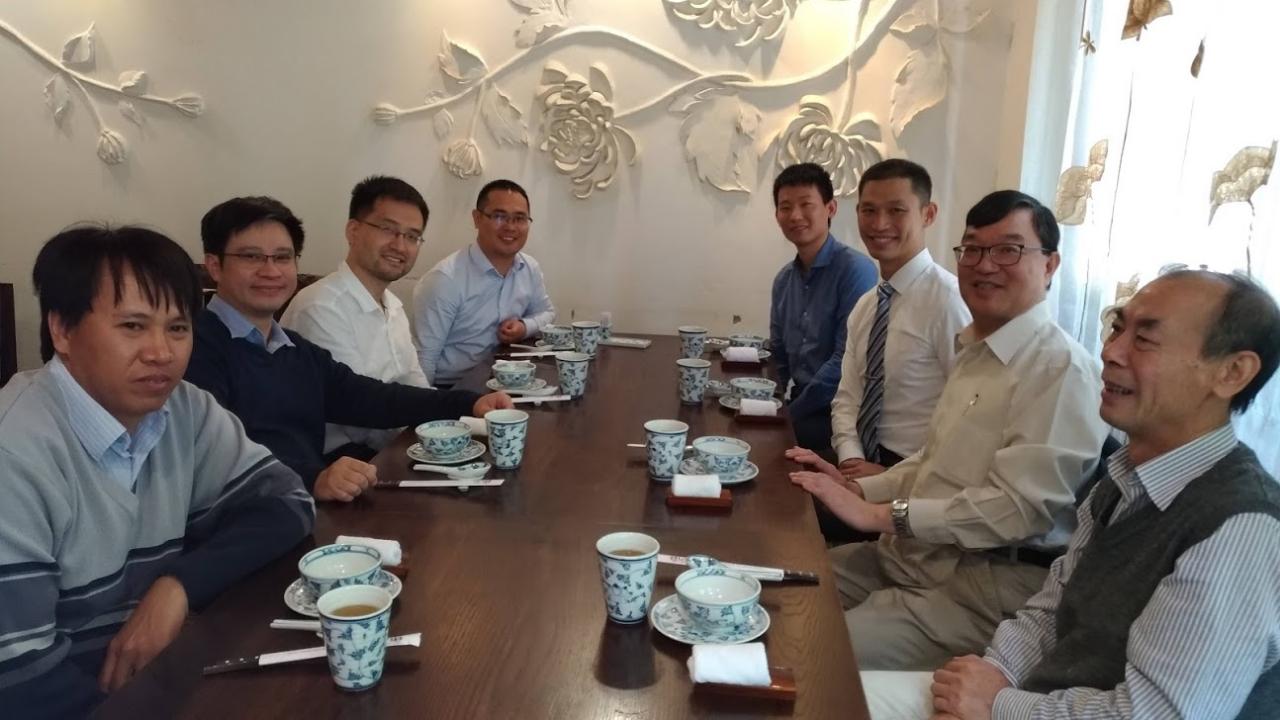 Vào ngày 19/12, GS. Lee Tung Yi – Tham tán Khoa học công nghệ Đài Loan (thứ hai bên phải) đã tham dự bữa trưa thân mật với đoàn các nhà nghiên cứu đến từ Tổ chức Quan sát Trái Đất Singapore trong đó có TS. Chan Chung-Han (tốt nghiệp Đại học Quốc lập Trung ương Đài Loan). Trong bữa tiệc cũng có sự góp mặt của Ông Trần Quốc Cường – Phó Viện trưởng Viện Địa chất thuộc Viện Hàn lâm và Khoa học công nghệ Việt Nam cùng các nhà nghiên cứu khác thuộc Viện này. Các thành viên đã cùng thảo luận phương thức hợp tác ba bên Việt Nam – Singapore – Đài Loan trong lĩnh vực nghiên cứu địa chất.
 
