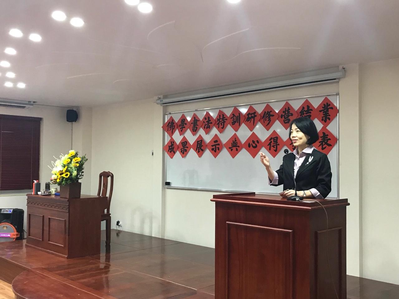 Ảnh 1 : Phó Đại diện Trần Cẩm Linh phát biểu tại Lễ bế giảng