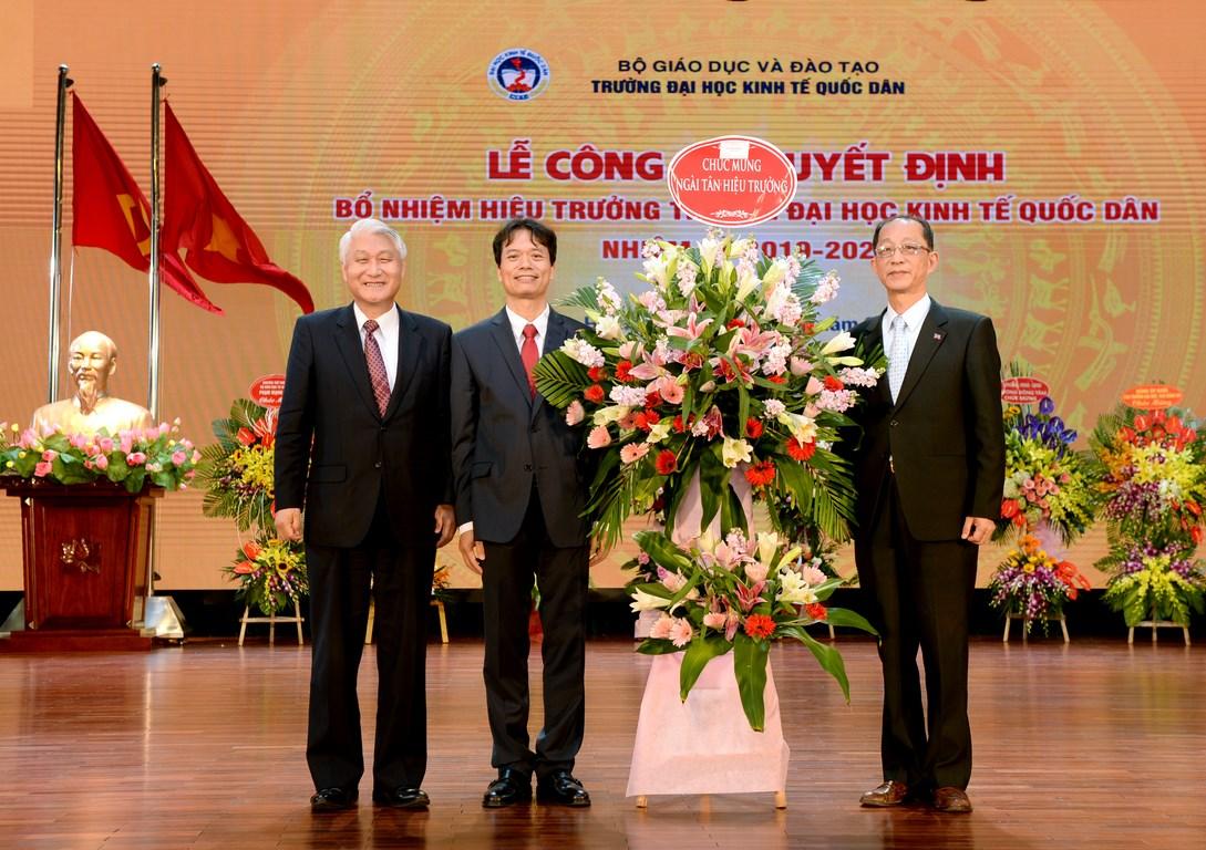 Từ trái qua phải: Ông Thạch Thụy Kỳ, ông Phạm Hồng Chương, ông Lý Minh