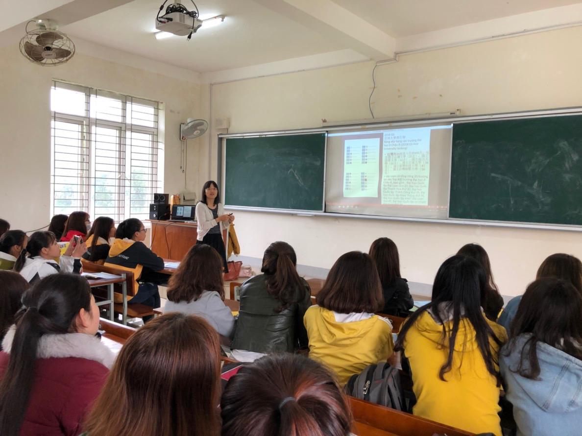 Người đang đứng: Cô Trương Thư Tình- Bí thư Giáo dục