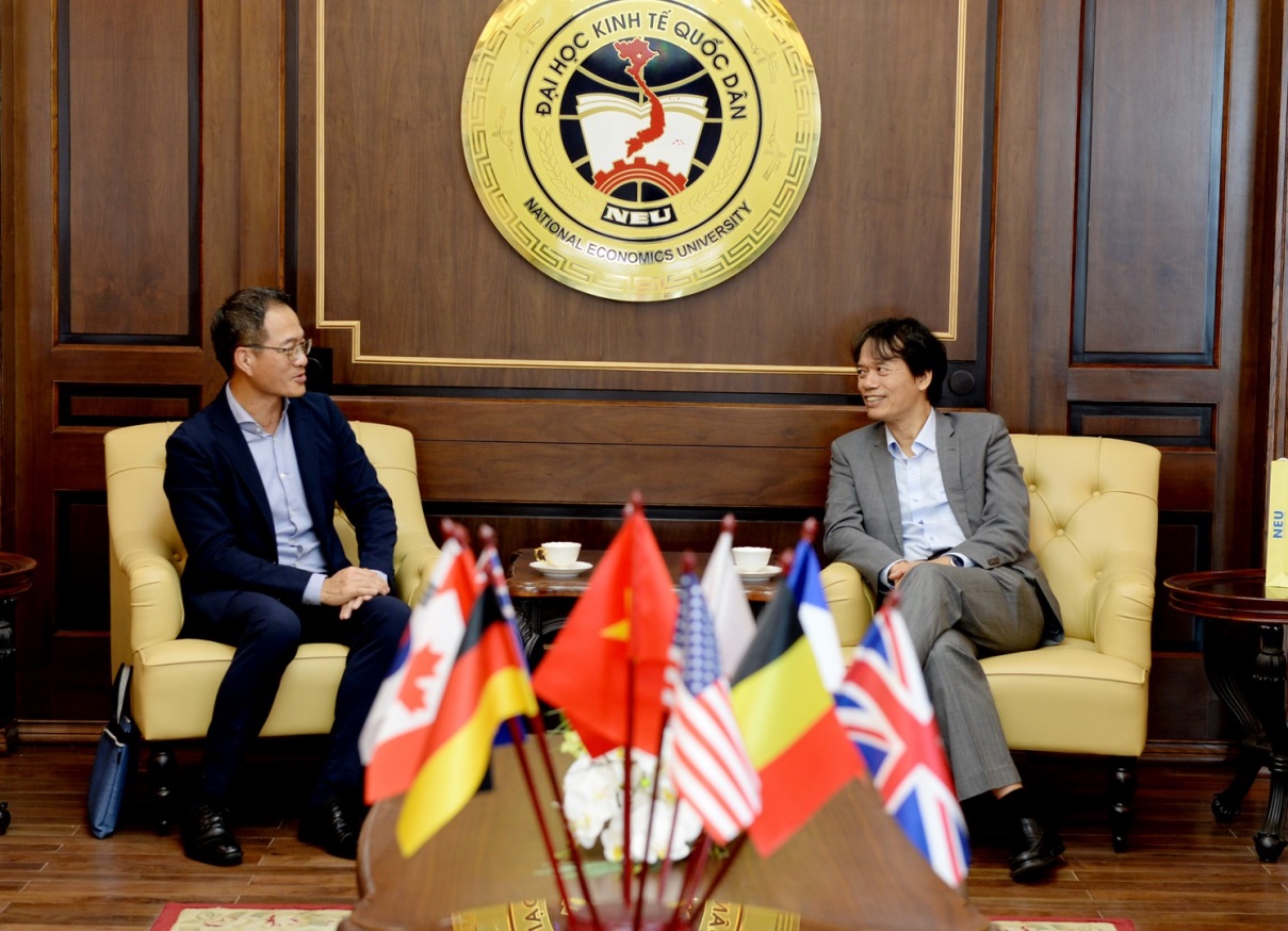 PGS.TS Phạm Hồng Chương nồng nhiệt chào đón ông Hsu Hui Huang và cảm ơn ông về bài giảng