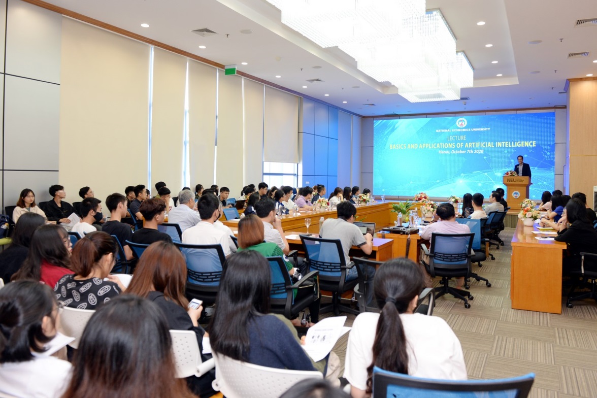 Hội trường chật kín người nghe, các bạn sinh viên tỏ ra hết sức hứng thú với bài giảng