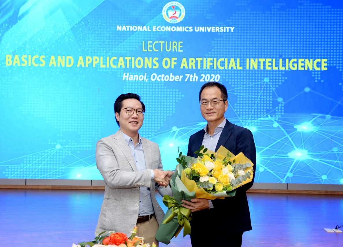 Sau khi bài trình bày kết thúc, ông Phạm Sỹ Long – Phó trưởng phòng Hợp tác quốc tế tặng hoa cảm ơn GS. Hsu Hui Huang