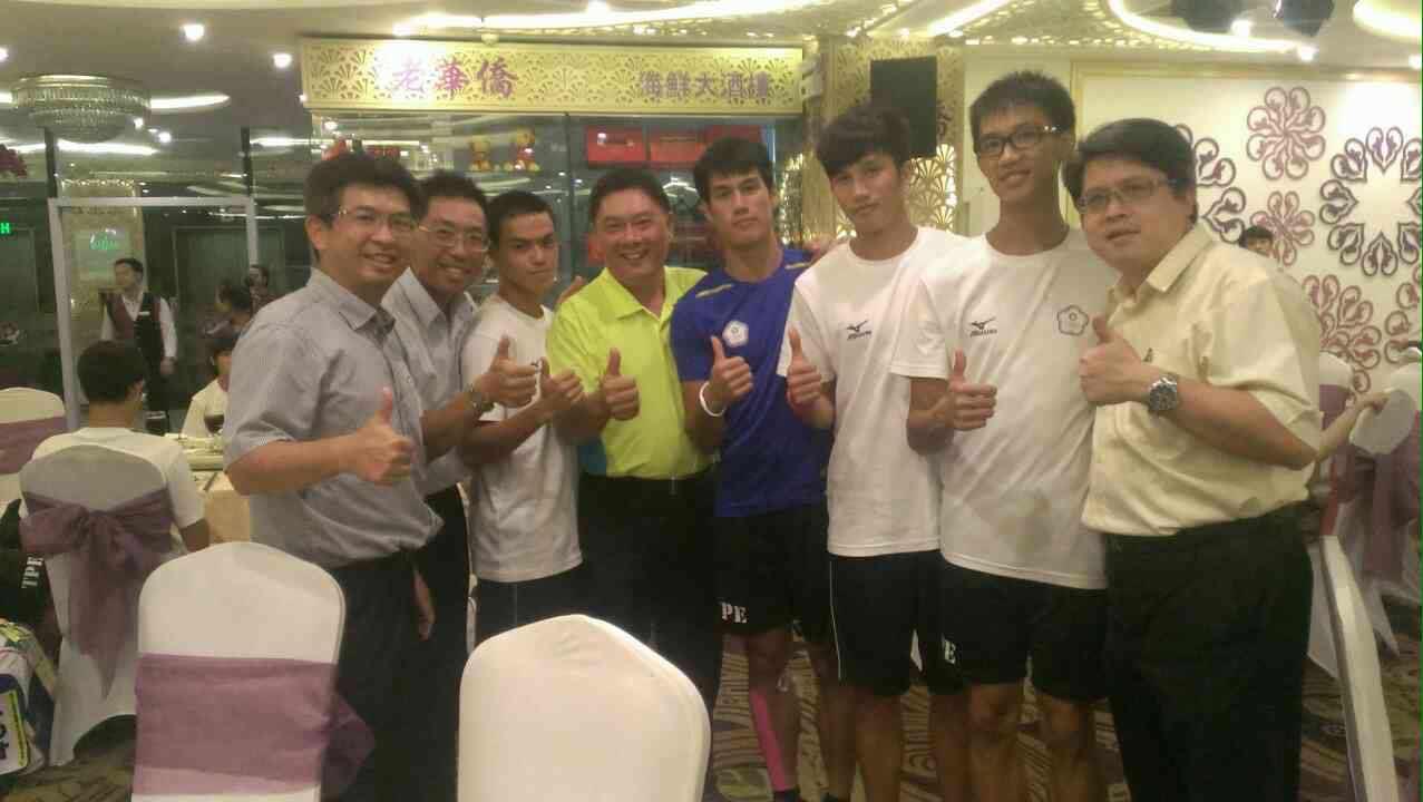  本處同仁與參賽隊員合影