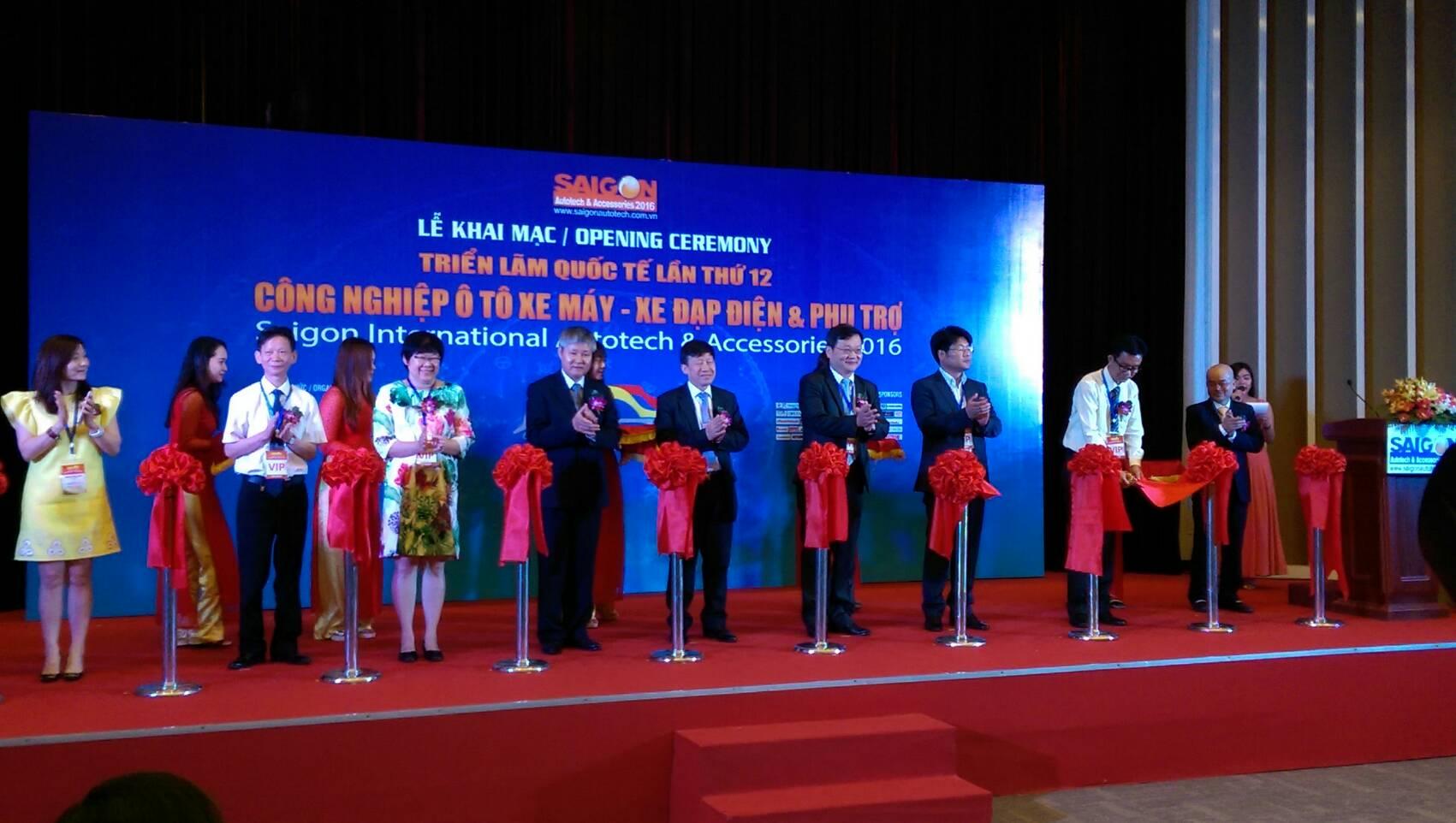 梁處長出席越南汽機車暨零配件展剪綵開幕典禮