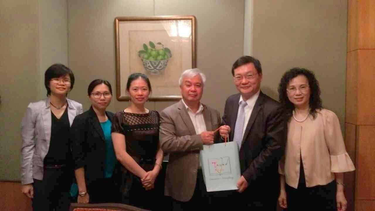 駐胡志明市辦事處梁處長光中接見胡志明市國家大學潘清平總校長