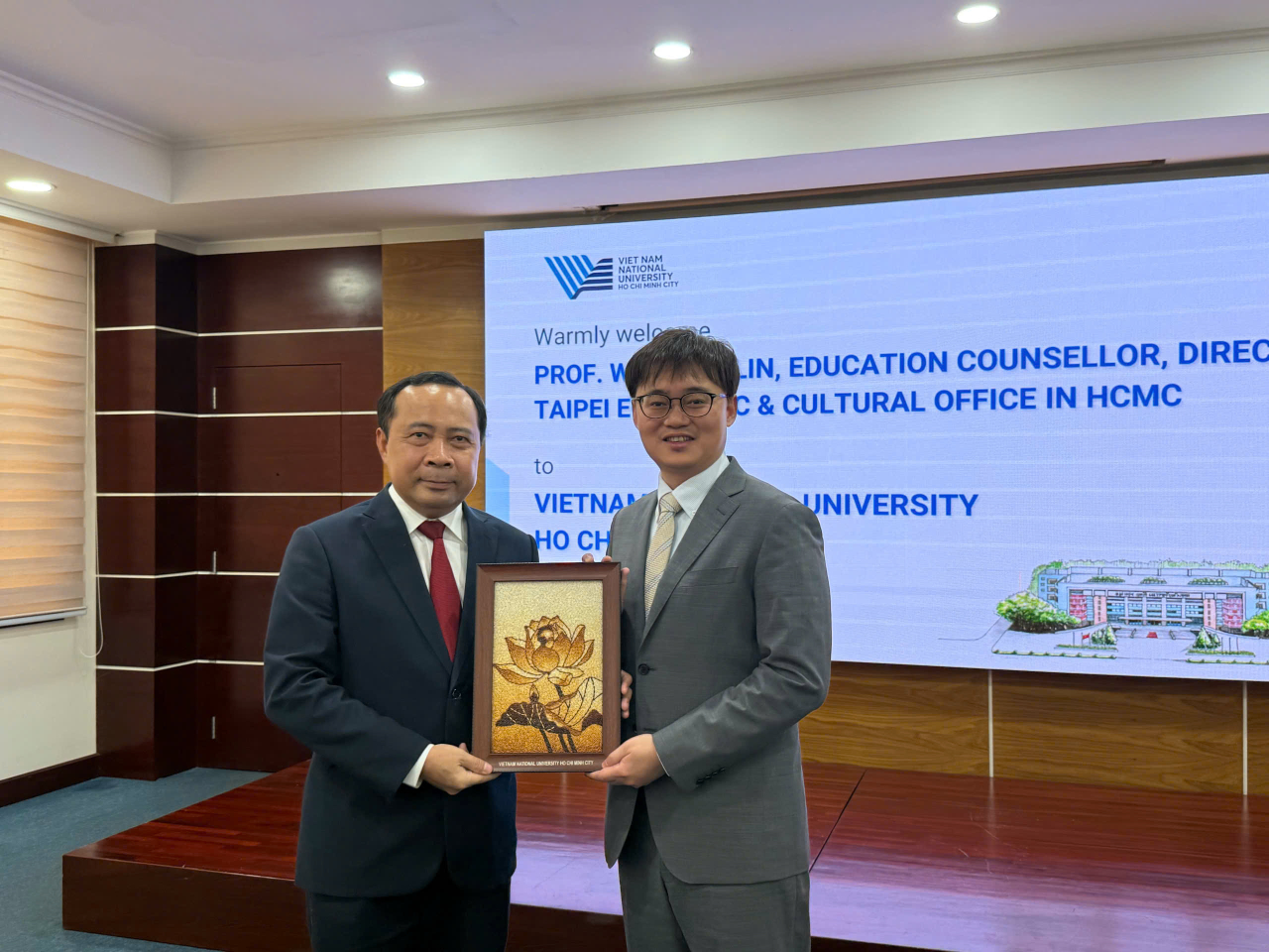 教育組林韋至組長拜會國家大學總校長武海軍，雙方進行了深入且富有成果的交流與討論。林組長對此次會面感到非常高興，並表達了期望未來能促成更多臺灣學校與國家大學在文化與教育領域的合作與交流。

未來，教育組也將積極推動雙邊在人工智慧、半導體以及人形機器人等領域的交流與合作，深化臺灣與國家大學在科技與教育方面的連結，共同開創雙贏的發展契機。