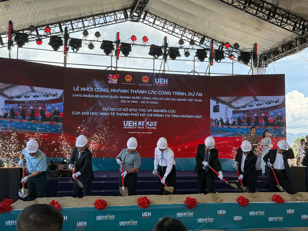 本處教育組林韋至組長於2025年8月19日出席UEH新校區的開幕典禮，也能見證越南政府在科學與教育方面的推展。越南政府同日在各地舉辦相關的科研計畫開展活動，讓人看見越南政府加強科研發展的決心。可以遇見的越南的發展一定會越來越好，希望也能跟台灣一起共同合作，一起促進科技的發展。

2025年8月17日，慶和省人民委員會正積極完善籌備工作，準備舉行一系列項目開工儀式，以慶祝八月革命成功80週年（1945年8月19日－2025年8月19日）及越南社會主義共和國國慶80週年（1945年9月2日－2025年9月2日）。此次開工的慶和省項目共4個，包括芽莊市綜合都市區；胡志明市經濟大學（UEH）芽莊分校的教學與研究設施；白石崖工業園基礎設施建設與經營項目；以及成海安置區社會住房項目。這四個項目的總投資額接近20.2兆越南盾。

慶和省人民委員會主席陳國南（Trần Quốc Nam）日前視察了芽莊市綜合都市區項目推進情況。據報告，項目投資方下龍太陽有限公司已基本完成各項開工準備，準備迎接開工儀式。截至目前，芽莊南坊已完成第一階段約30.4公頃的土地清理工作。剩餘約196公頃的土地，該坊人民委員會正依計劃加快進行賠償和土地清理工作。具體而言，地方政府持續召開會議，審議並批准對80宗土地進行賠償、補助及安置方案，涉及面積約53.6公頃；同時持續推進土地測量、清點、產權確認工作，並審批第二階段約142公頃的賠償與安置方案，預計涉及約1,100塊土地。

胡志明市經濟大學（UEH）將啟動UEH芽莊分校（UEH Nexus Campus Nha Trang）的動工建設，作為一所全新的教學與研究基地。該校區採用優化、現代、充滿活力且綠色可持續的建築設計，規劃培育2,000名學生，設有90個教職員工作職位，並配備多個專用區域用於研究、創新及社區連結。宿舍區可容納376名寄宿學生，為學生提供便利且緊密的學習與生活環境。