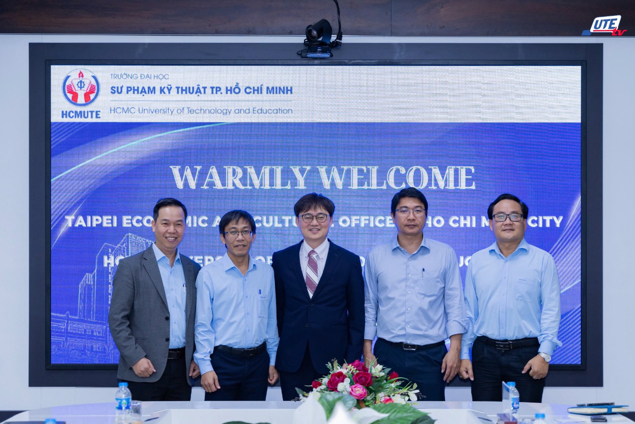 2025年8月22日，本處教育組林韋至參事拜會胡志明市技術師範大學，與校方各系老師進行了深入交流。會中，林組長與學校各位老師探討未來如何進一步鏈結該校與台灣高校，推動雙方在學術與研究上的合作。

林參事也特別感謝學校安排學生進行交流，林組長除回覆學生關於赴台留學時可能面臨的問題及因應方式外，也分享了自己在海外求學的經歷，期盼能為學生未來的學習與發展提供參考。

林組長表示，期待未來台灣與越南在高等教育領域的交流與合作能更加緊密，共同培育具有國際視野的人才。