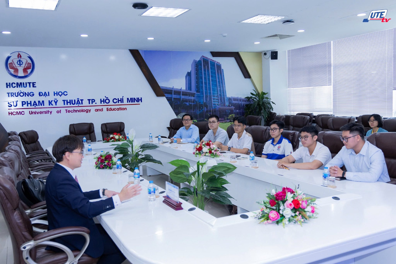 2025年8月22日，本處教育組林韋至參事拜會胡志明市技術師範大學，與校方各系老師進行了深入交流。會中，林組長與學校各位老師探討未來如何進一步鏈結該校與台灣高校，推動雙方在學術與研究上的合作。

林參事也特別感謝學校安排學生進行交流，林組長除回覆學生關於赴台留學時可能面臨的問題及因應方式外，也分享了自己在海外求學的經歷，期盼能為學生未來的學習與發展提供參考。

林組長表示，期待未來台灣與越南在高等教育領域的交流與合作能更加緊密，共同培育具有國際視野的人才。