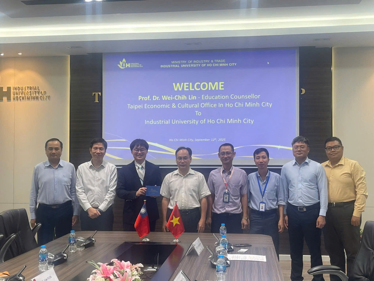 2025年9月12日，教育組林韋至組長拜訪胡志明市工業大學校長及各系系主任。會中除介紹該校發展現況與辦學特色外，雙方就未來合作與交流方向深入交換意見。多位系主任均提出建議，作為未來推動臺越高等教育交流的重要參考。教育組將持續協助該校與臺灣各大學建立更緊密的聯繫，並積極介紹更多「優秀外國青年來臺蹲點計畫」(Taiwan Experience Education Program，簡稱TEEP) 等短期交流機會，鼓勵該校學生赴臺參與。此外，胡志明市工業大學亦表達希望能擴大與臺灣企業合作之意願。教育組將配合規劃，陸續邀請臺灣企業赴越南參訪，促進產學合作與交流，為臺越雙方建立更全面的合作平臺。