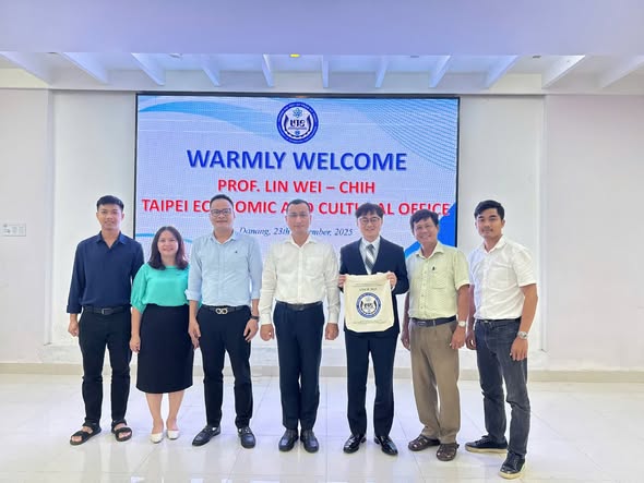 2025年9月24日，教育組林韋至組長拜訪峴港大學附屬技術師範大學。該校校園優美寧靜，並對本處的來訪表現高度重視，林組長與副校長、國際長，電子系、機械系、化工系等多個科系主任及教師會面並交流。會中，峴港大學表示，期盼與更多台灣學校建立合作與交流關係。該校依據新方針，對表現優異學生提前培養，未來將協助並要求學生赴海外深造，並提供經費支持，期望畢業後返國為母校與社會貢獻所學。林組長亦向該校介紹教育部相關獎學金資訊，包括明年將提供100個名額予東南亞國家的外籍講師，以及每年「優秀外國青年來臺蹲點計畫」(Taiwan Experience Education Program，簡稱TEEP) 短期交流獎學金，鼓勵學生赴台短期研習與交流。本處感謝峴港大學的熱情接待與支持，期待雙方持續深化合作，為臺越技職及高等教育交流奠定更堅實的基礎。