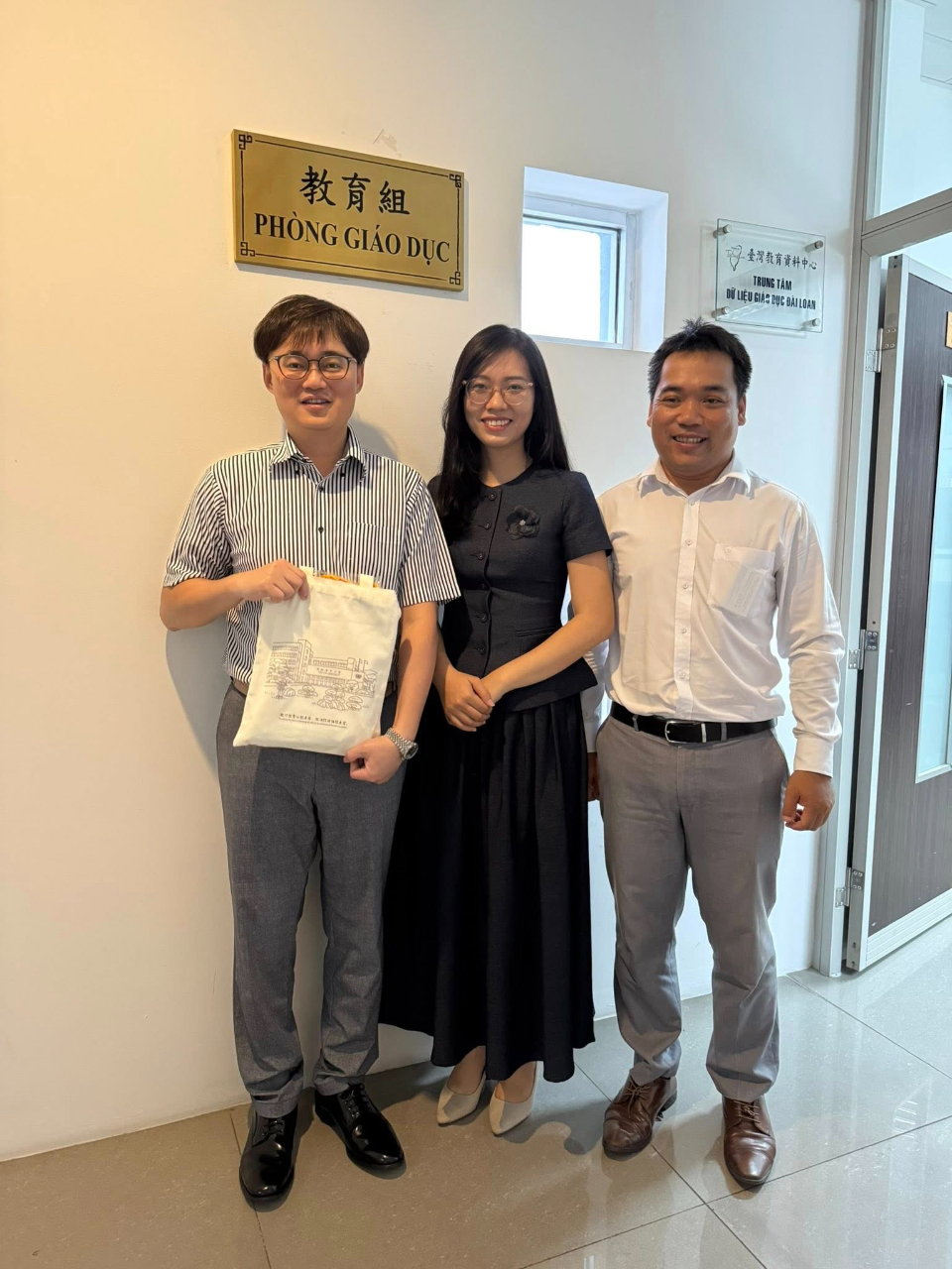 林參事於10月17日接待慈濟大學與越南Mien Trung University of Civil Engineering - MUCE大學來訪。此次會面中，慈濟大學表達了醫學及護理相關科系希望與越南學校合作的意願，期望透過國際合作，共同培育具有專業能力與國際視野的學生。對此有興趣的學校，歡迎與慈濟大學國際處聯繫，共同探討合作機會。