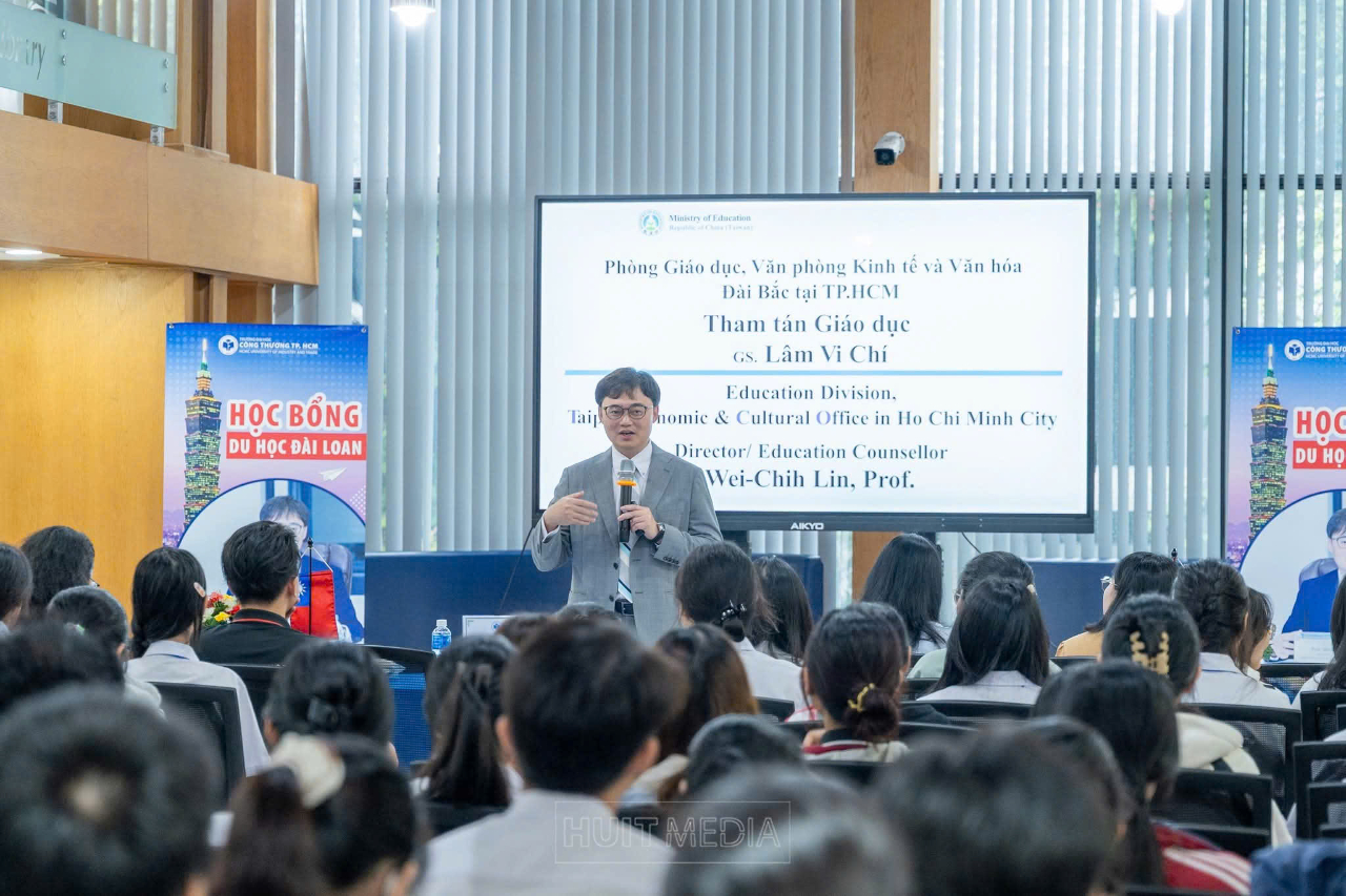 胡志明市工商大學校長及國際處師長熱情接待，並應邀於該校圖書館向學生介紹臺灣獎學金。該活動吸引約三百位學生報名參加，現場氣氛熱烈。林組長除介紹多項臺灣政府提供的獎學金資源外，亦與學生進行深入交流，熱情回應學生關於赴臺升學與生活的提問。林組長表示，教育部除鼓勵優秀學生申請赴臺攻讀學位外，也歡迎越南學生申請「Taiwan Experience Education Program，簡稱TEEP」，藉由短期交流與參訪，深入了解臺灣的高等教育環境與多元文化。教育組持續推動臺越教育合作與青年交流，期望讓更多越南學生有機會親身體驗臺灣的學習環境與人文風貌。