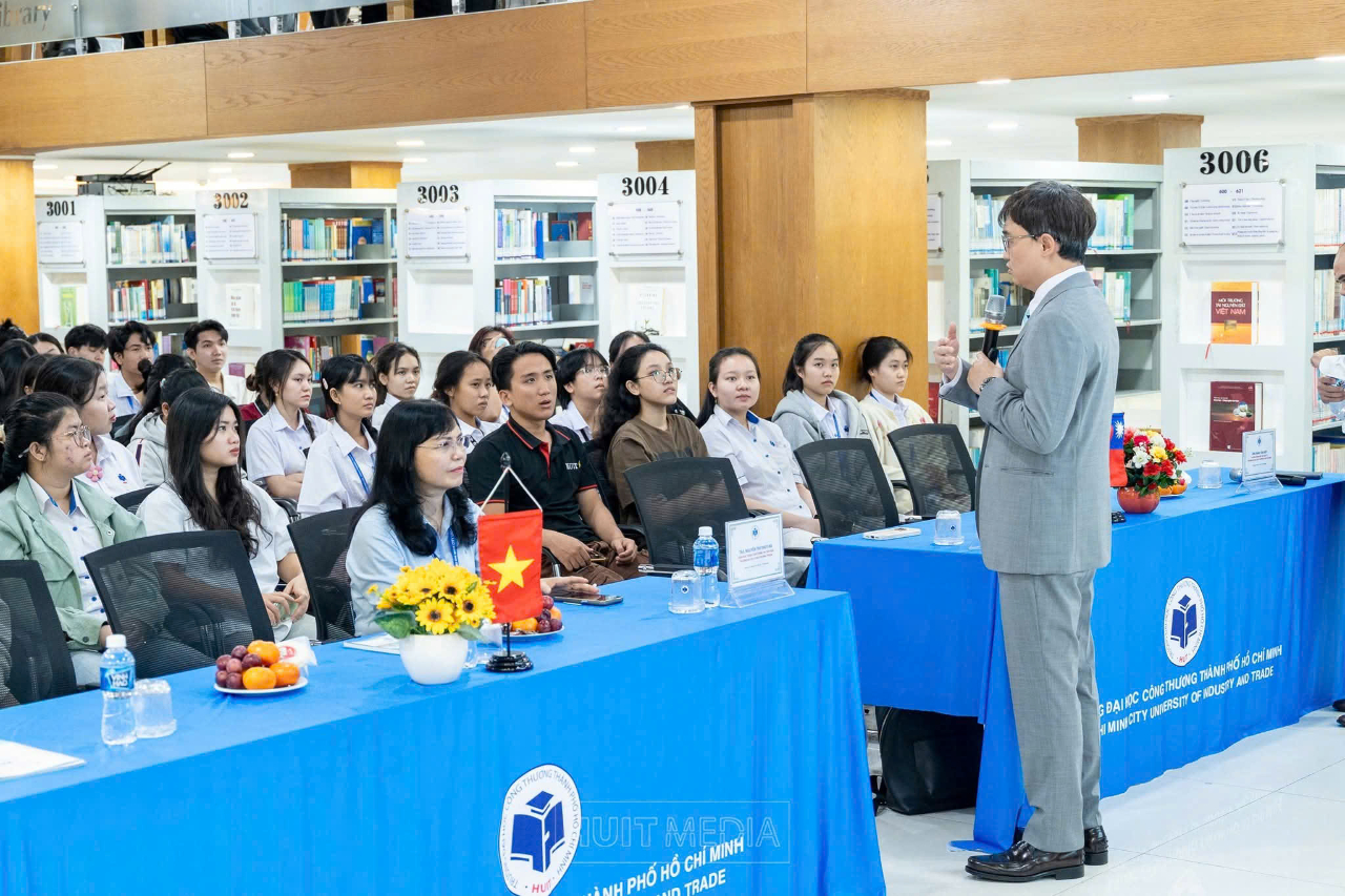 胡志明市工商大學校長及國際處師長熱情接待，並應邀於該校圖書館向學生介紹臺灣獎學金。該活動吸引約三百位學生報名參加，現場氣氛熱烈。林組長除介紹多項臺灣政府提供的獎學金資源外，亦與學生進行深入交流，熱情回應學生關於赴臺升學與生活的提問。林組長表示，教育部除鼓勵優秀學生申請赴臺攻讀學位外，也歡迎越南學生申請「Taiwan Experience Education Program，簡稱TEEP」，藉由短期交流與參訪，深入了解臺灣的高等教育環境與多元文化。教育組持續推動臺越教育合作與青年交流，期望讓更多越南學生有機會親身體驗臺灣的學習環境與人文風貌。