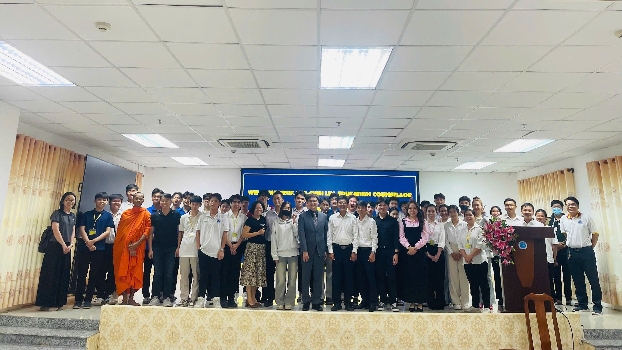 教育組林韋至組長於2026年3月2日拜會茶榮大學。

首場活動為「臺灣半導體產業及獎學金座談會」，吸引校方主管、相關專業教教師及150多名學生共同參加。會中深入介紹臺灣半導體產業之發展現況，並提供各項獎學金資訊，協助學生瞭解赴臺留學之多元契機。

座談會後，林組長與校方主管進行深入交流。雙方就規劃舉辦茶榮大學與臺灣大學學生足球交流賽事宜展開熱烈討論，期能藉由體育活動增進兩校學生情誼，並深化跨文化交流與合作。
座談會後，林組長與校方主管進行親切且深入之交流，雙方並就規劃辦理茶榮大學與臺灣大學學生足球交流賽事宜展開熱烈討論，期盼透過體育活動促進兩校學生情誼，並進一步深化跨文化交流與合作。
