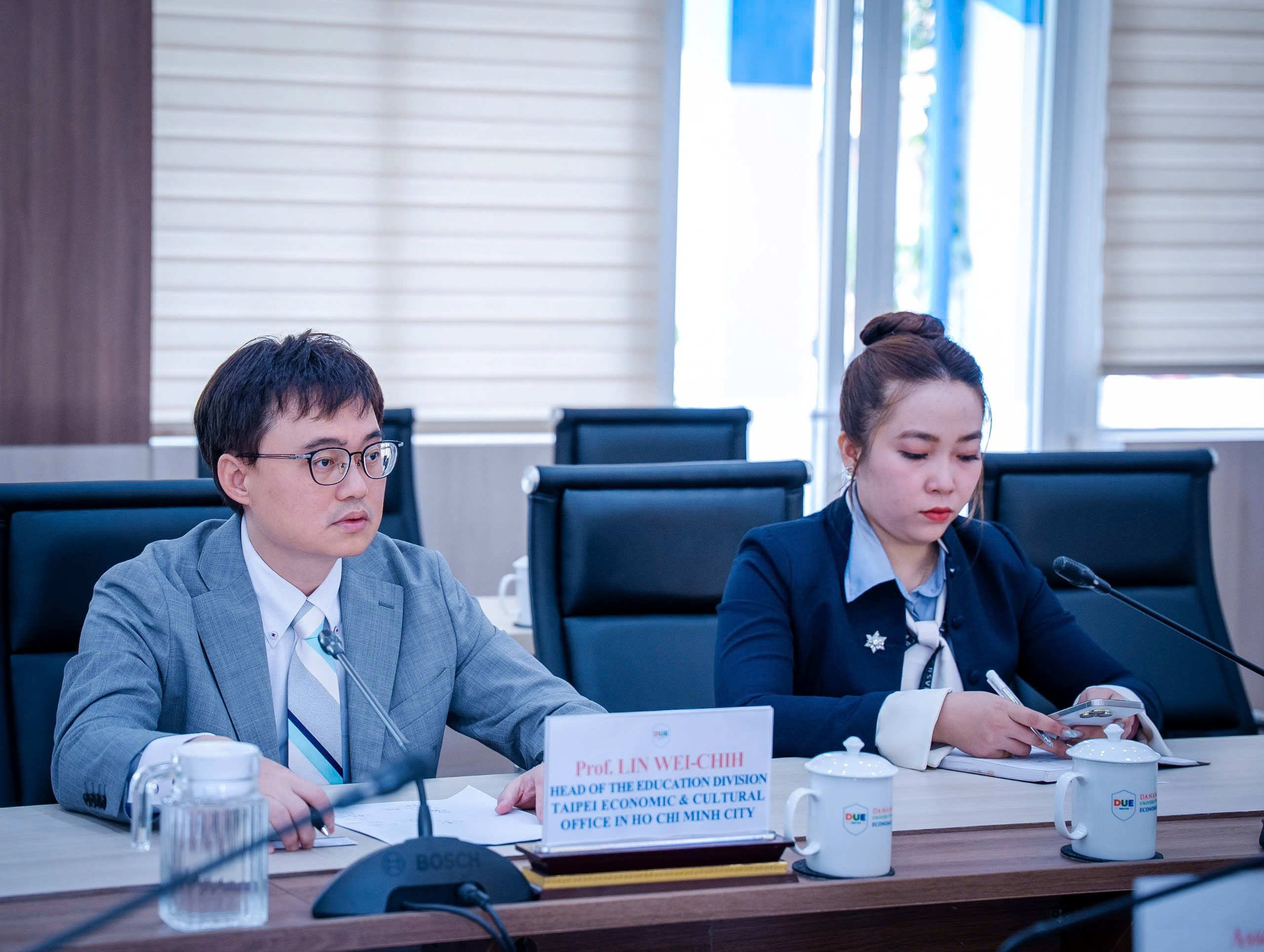 本處教育組林韋至組長於2026年4月20日拜會峴港經濟大學，旨在雙方逾十年的合作基礎上，進一步擴大教育交流與合作。
會談中，臺方詳細介紹了多項具吸引力的獎學金計畫：包含每年約50個教師進修名額（提供免學費及每月900至950美元津貼），以及針對學生的「國際人才循環基地」（INTENSE）計畫（提供每月約800萬越南盾補助、實習期間每月約3.2萬新台幣薪資，畢業後須承諾留臺工作2年）。
雙方達成共識，將致力推動在人工智慧、半導體及金融科技等領域的師資交流、學術研究與人才培育；同時，期盼於7月25日舉辦的國際研討會上正式簽署合作協議，並積極規劃後續赴臺之考察與工作訪問。
