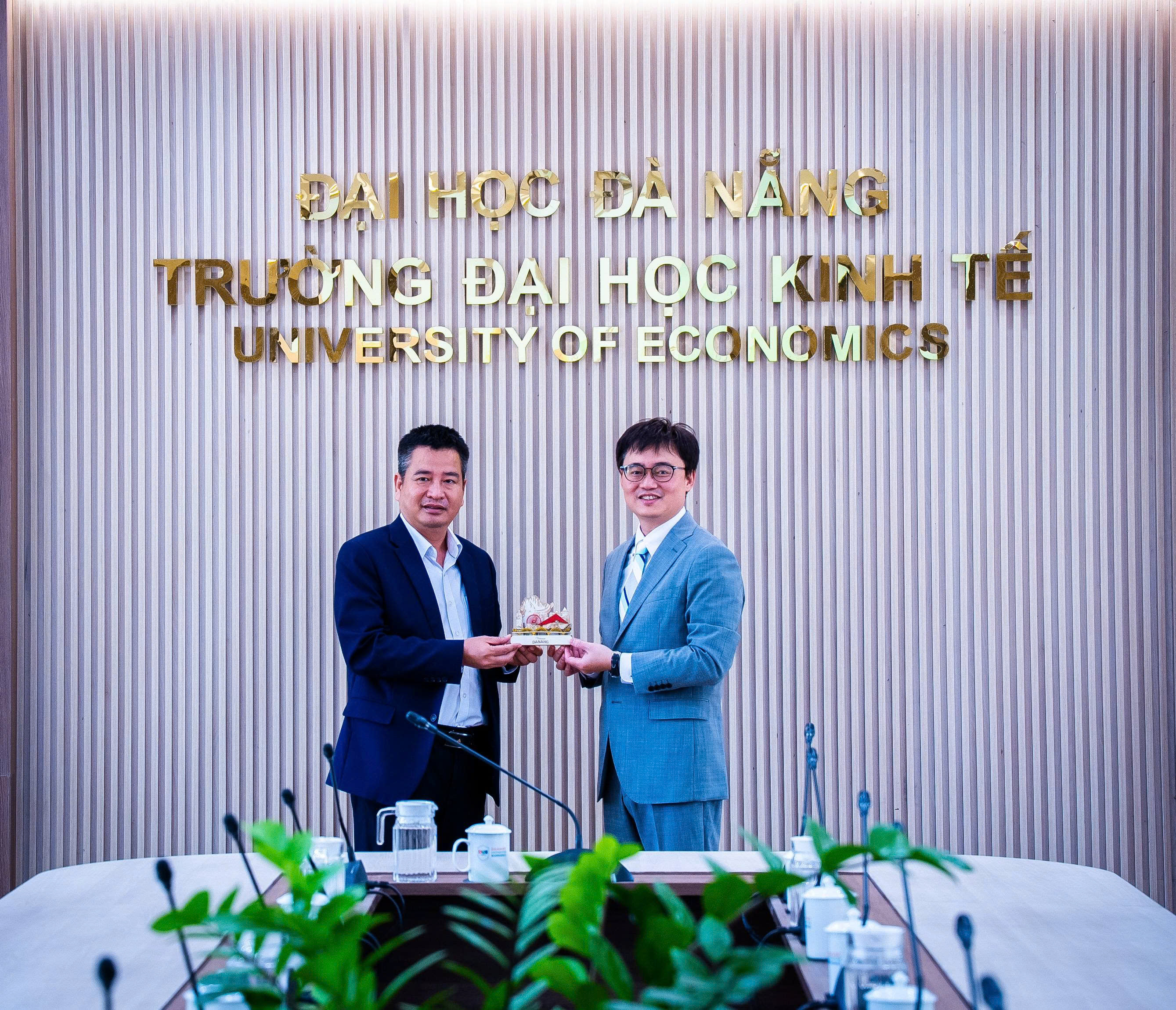 本處教育組林韋至組長於2026年4月20日拜會峴港經濟大學，旨在雙方逾十年的合作基礎上，進一步擴大教育交流與合作。
會談中，臺方詳細介紹了多項具吸引力的獎學金計畫：包含每年約50個教師進修名額（提供免學費及每月900至950美元津貼），以及針對學生的「國際人才循環基地」（INTENSE）計畫（提供每月約800萬越南盾補助、實習期間每月約3.2萬新台幣薪資，畢業後須承諾留臺工作2年）。
雙方達成共識，將致力推動在人工智慧、半導體及金融科技等領域的師資交流、學術研究與人才培育；同時，期盼於7月25日舉辦的國際研討會上正式簽署合作協議，並積極規劃後續赴臺之考察與工作訪問。
