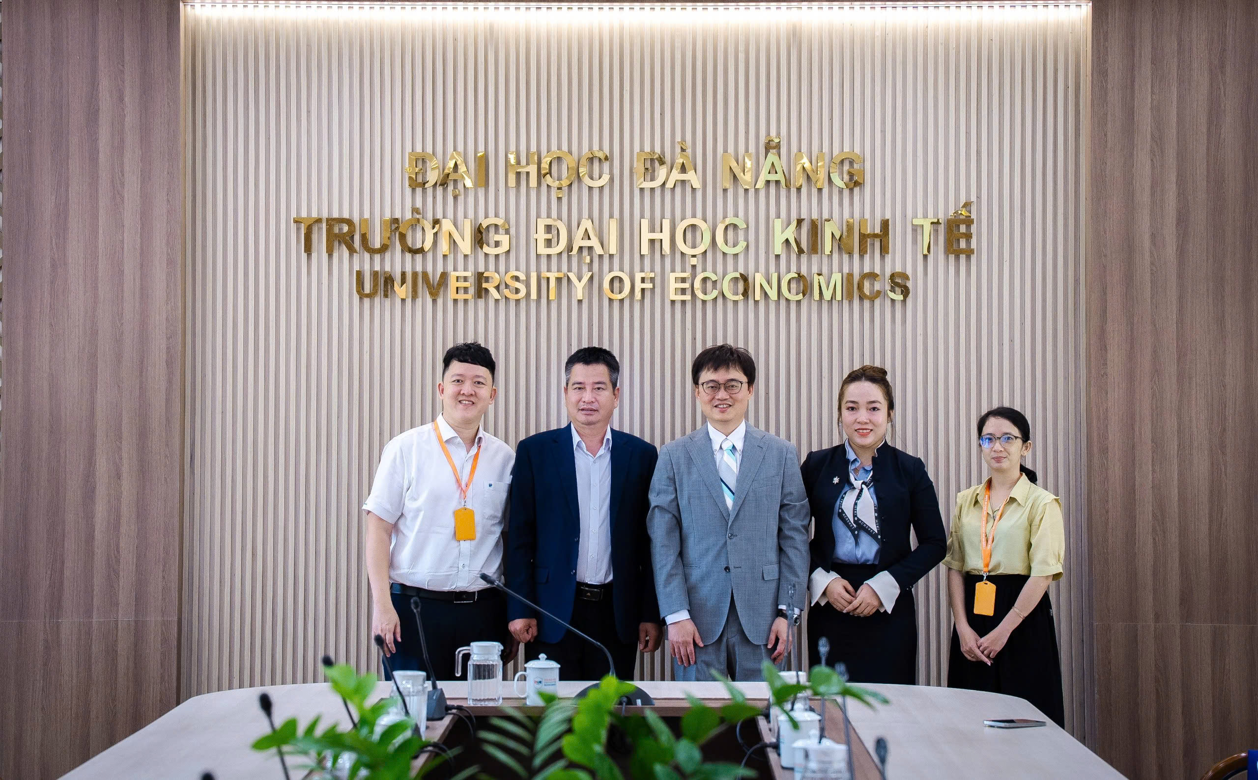 本處教育組林韋至組長於2026年4月20日拜會峴港經濟大學，旨在雙方逾十年的合作基礎上，進一步擴大教育交流與合作。
會談中，臺方詳細介紹了多項具吸引力的獎學金計畫：包含每年約50個教師進修名額（提供免學費及每月900至950美元津貼），以及針對學生的「國際人才循環基地」（INTENSE）計畫（提供每月約800萬越南盾補助、實習期間每月約3.2萬新台幣薪資，畢業後須承諾留臺工作2年）。
雙方達成共識，將致力推動在人工智慧、半導體及金融科技等領域的師資交流、學術研究與人才培育；同時，期盼於7月25日舉辦的國際研討會上正式簽署合作協議，並積極規劃後續赴臺之考察與工作訪問。
