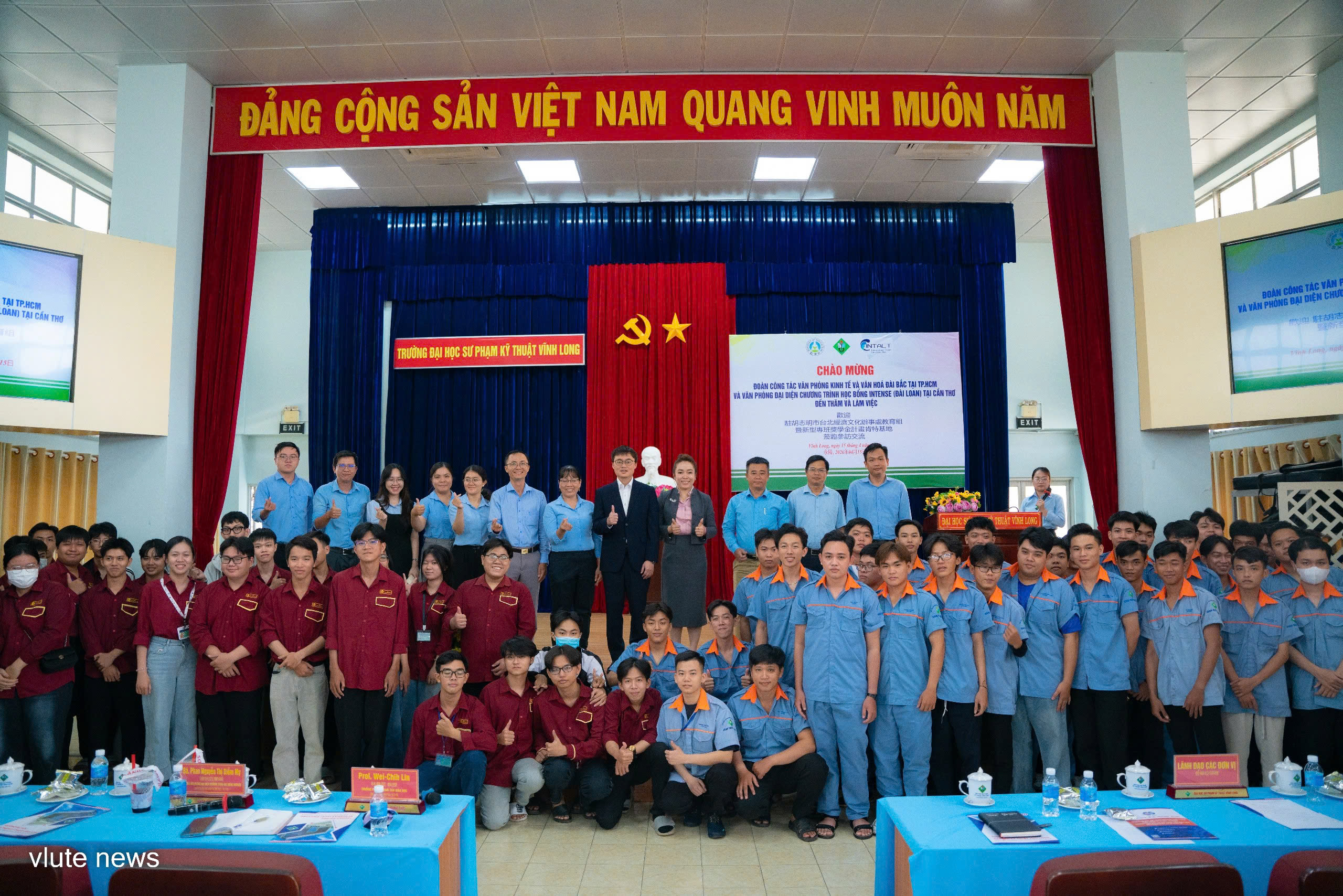 本處教育組林韋至組長於2026年4月15日拜會永隆師範技術大學。
訪問期間，林組長與該校國際合作處高層代表、教師及超過130名學生進行了交流。
在交流活動中，林組長與會者概述了臺灣半導體產業的發展現況，並介紹了半導體晶圓的製造流程。此外，他亦向校方推廣教育部臺灣各項獎學金，以及「臺灣體驗教育計畫」（TEEP）與「國際人才循環基地」（INTENSE）等重點計畫，旨在延攬半導體、STEM及金融等領域的國際優秀人才。
校方對此次來訪表示了誠摯的感謝，並期許雙方在未來能持續強化合作，進一步推動臺越間更多的高等教育交流活動。
