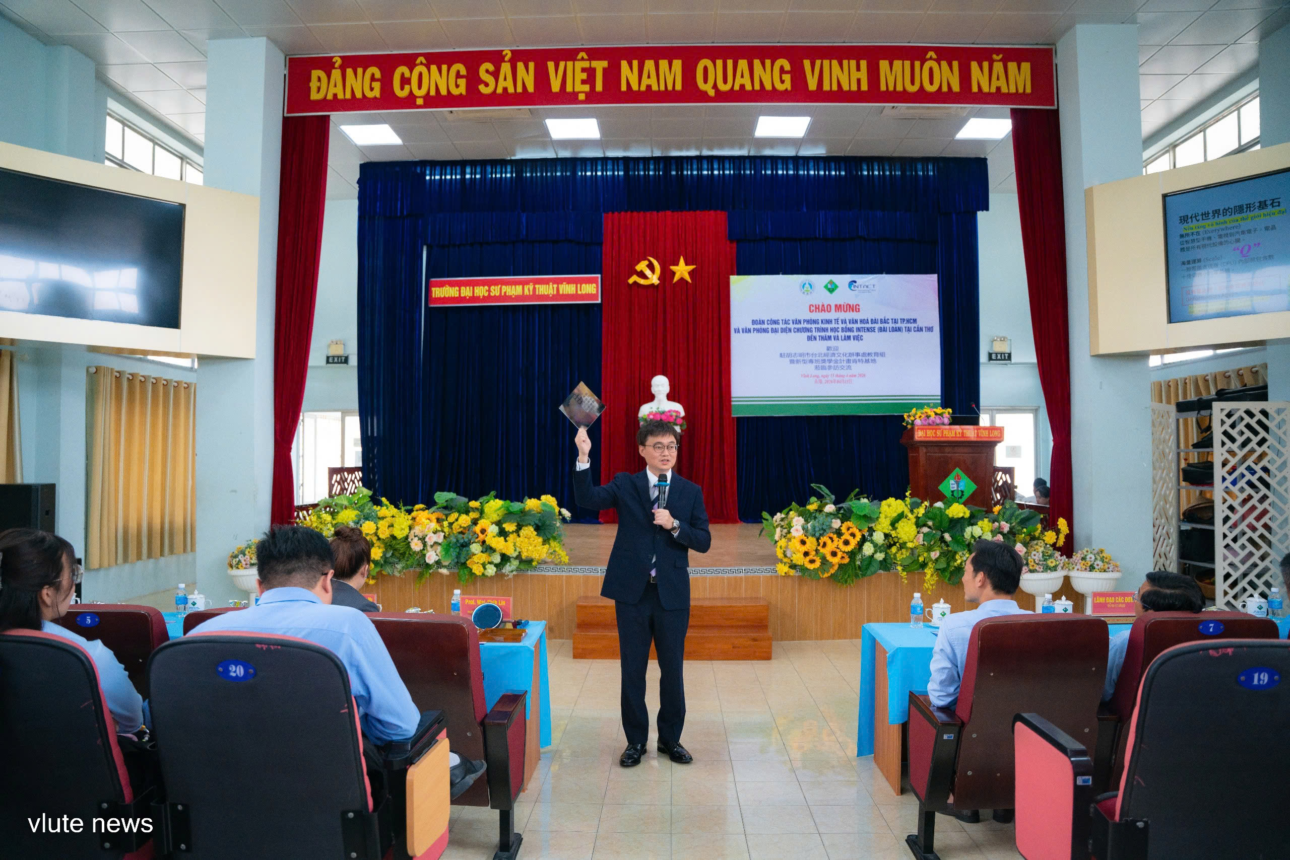 本處教育組林韋至組長於2026年4月15日拜會永隆師範技術大學。
訪問期間，林組長與該校國際合作處高層代表、教師及超過130名學生進行了交流。
在交流活動中，林組長與會者概述了臺灣半導體產業的發展現況，並介紹了半導體晶圓的製造流程。此外，他亦向校方推廣教育部臺灣各項獎學金，以及「臺灣體驗教育計畫」（TEEP）與「國際人才循環基地」（INTENSE）等重點計畫，旨在延攬半導體、STEM及金融等領域的國際優秀人才。
校方對此次來訪表示了誠摯的感謝，並期許雙方在未來能持續強化合作，進一步推動臺越間更多的高等教育交流活動。
