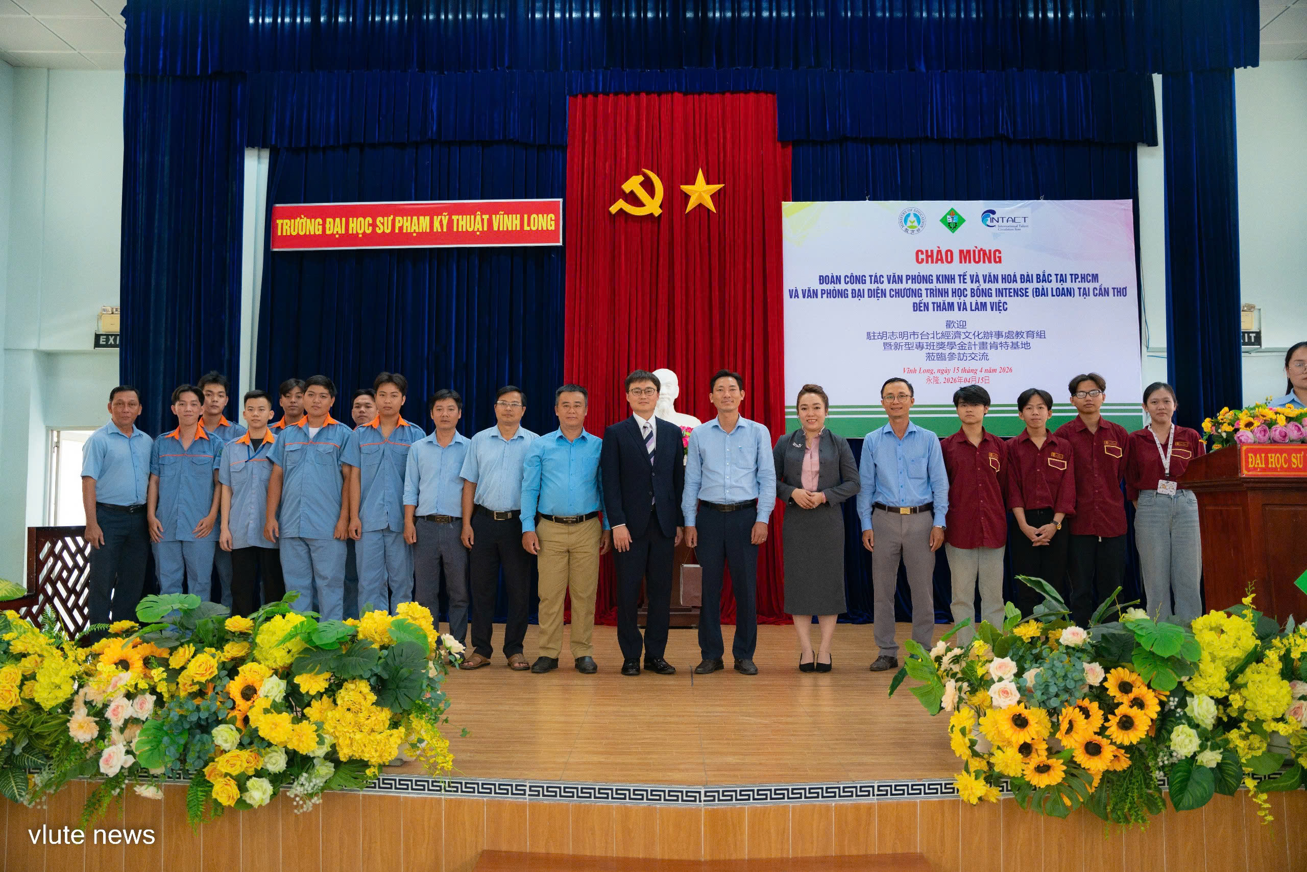 本處教育組林韋至組長於2026年4月15日拜會永隆師範技術大學。
訪問期間，林組長與該校國際合作處高層代表、教師及超過130名學生進行了交流。
在交流活動中，林組長與會者概述了臺灣半導體產業的發展現況，並介紹了半導體晶圓的製造流程。此外，他亦向校方推廣教育部臺灣各項獎學金，以及「臺灣體驗教育計畫」（TEEP）與「國際人才循環基地」（INTENSE）等重點計畫，旨在延攬半導體、STEM及金融等領域的國際優秀人才。
校方對此次來訪表示了誠摯的感謝，並期許雙方在未來能持續強化合作，進一步推動臺越間更多的高等教育交流活動。
