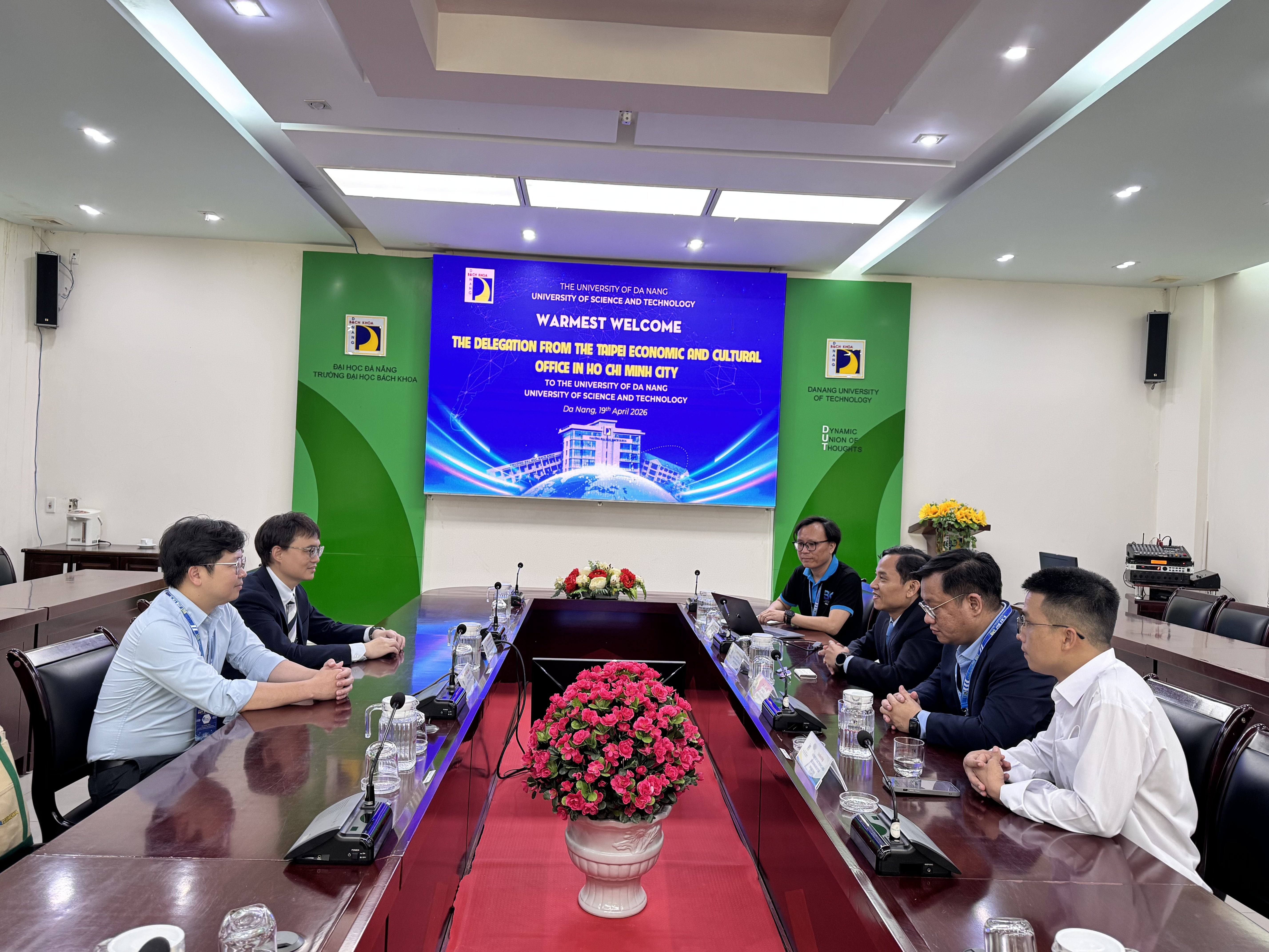 本處教育組林韋至組長於2026年4月18日拜會峴港百科大學。
參訪行程由林組長出席教育展覽開幕式揭開序幕，現場匯聚了50多家合作單位及700多名學生參與。同日，在與校方高層的會議中，雙方就臺灣教育部（MOE）的各項重點獎學金政策及合作計畫進行了深度探討。特別是，教育組提出在峴港設立「華語文能力測驗」（TOCFL）考點的建議，旨在為越南中部地區的學生提供最便利的檢定環境。
在此次行程期間，林組長亦撥冗參與教育展的交流活動，該活動吸引了超過2500名學生的高度關注。此次參訪圓滿成功，不僅強化了雙方的全面合作關係，更為未來臺越教育交流注入了強勁的推動力。
