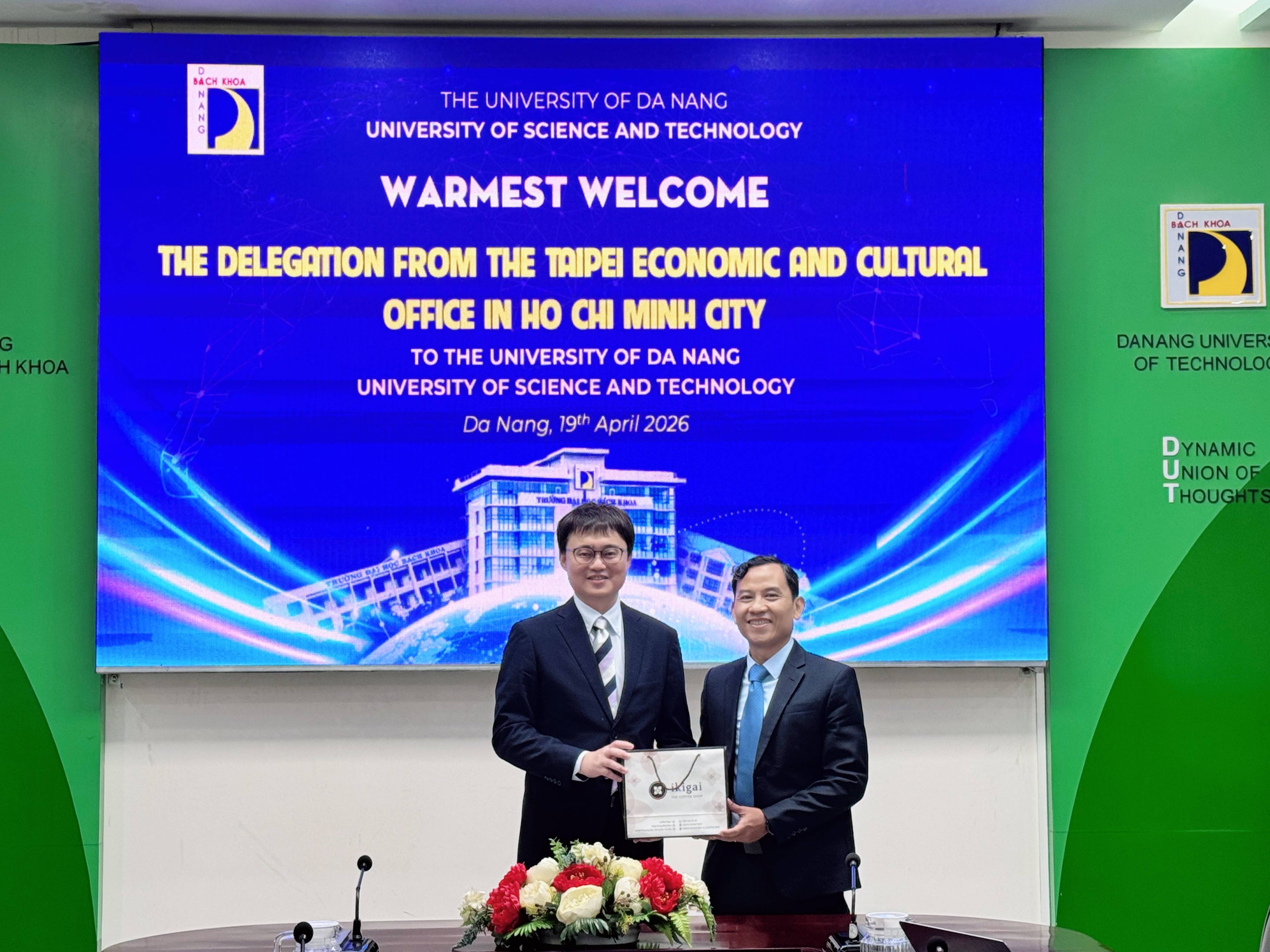 本處教育組林韋至組長於2026年4月18日拜會峴港百科大學。
參訪行程由林組長出席教育展覽開幕式揭開序幕，現場匯聚了50多家合作單位及700多名學生參與。同日，在與校方高層的會議中，雙方就臺灣教育部（MOE）的各項重點獎學金政策及合作計畫進行了深度探討。特別是，教育組提出在峴港設立「華語文能力測驗」（TOCFL）考點的建議，旨在為越南中部地區的學生提供最便利的檢定環境。
在此次行程期間，林組長亦撥冗參與教育展的交流活動，該活動吸引了超過2500名學生的高度關注。此次參訪圓滿成功，不僅強化了雙方的全面合作關係，更為未來臺越教育交流注入了強勁的推動力。
