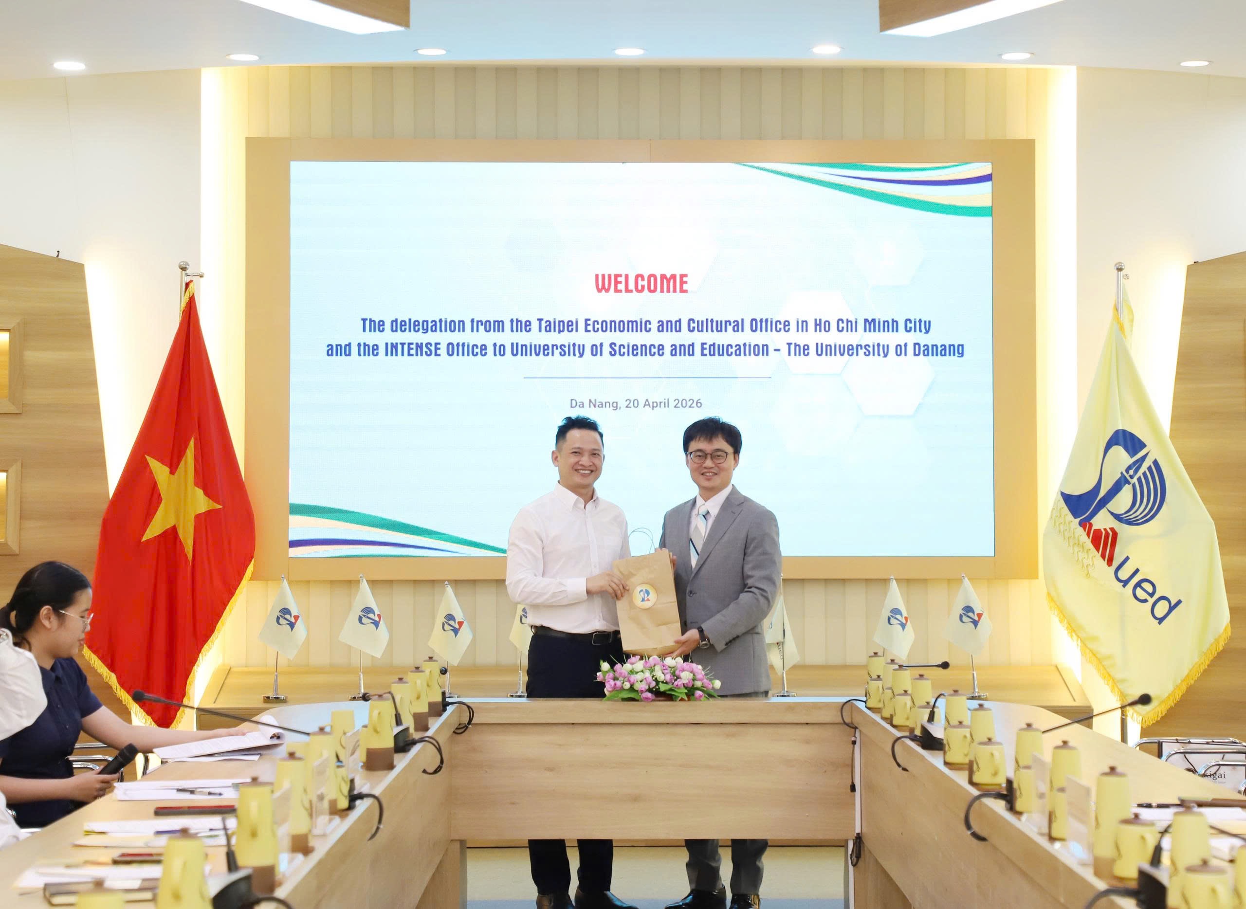 本處教育組林韋至組長於2026年4月20日拜會峴港師範科技大學。

林組長前往峴港師範科技大學，與副校長及各院系主管進行會談，就臺越高等教育合作進行交流。會中校方介紹學校發展現況，並表達推動獎學金計畫、碩博士培育及聯合培養模式（如3+1+1、2+2）之合作意願，特別聚焦材料科學、奈米科技等領域；臺方則說明可協助媒合臺灣大學，並介紹相關獎學金及計畫（含短期實習、華語學習及教師研究獎學金等）。雙方並就半導體、人工智慧等高科技領域合作及人才培育交換意見，未來將持續深化交流合作關係。
