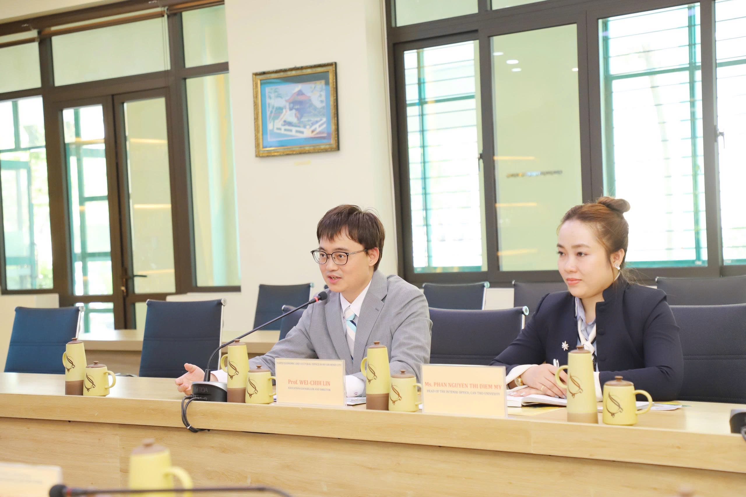 本處教育組林韋至組長於2026年4月20日拜會峴港師範科技大學。

林組長前往峴港師範科技大學，與副校長及各院系主管進行會談，就臺越高等教育合作進行交流。會中校方介紹學校發展現況，並表達推動獎學金計畫、碩博士培育及聯合培養模式（如3+1+1、2+2）之合作意願，特別聚焦材料科學、奈米科技等領域；臺方則說明可協助媒合臺灣大學，並介紹相關獎學金及計畫（含短期實習、華語學習及教師研究獎學金等）。雙方並就半導體、人工智慧等高科技領域合作及人才培育交換意見，未來將持續深化交流合作關係。
