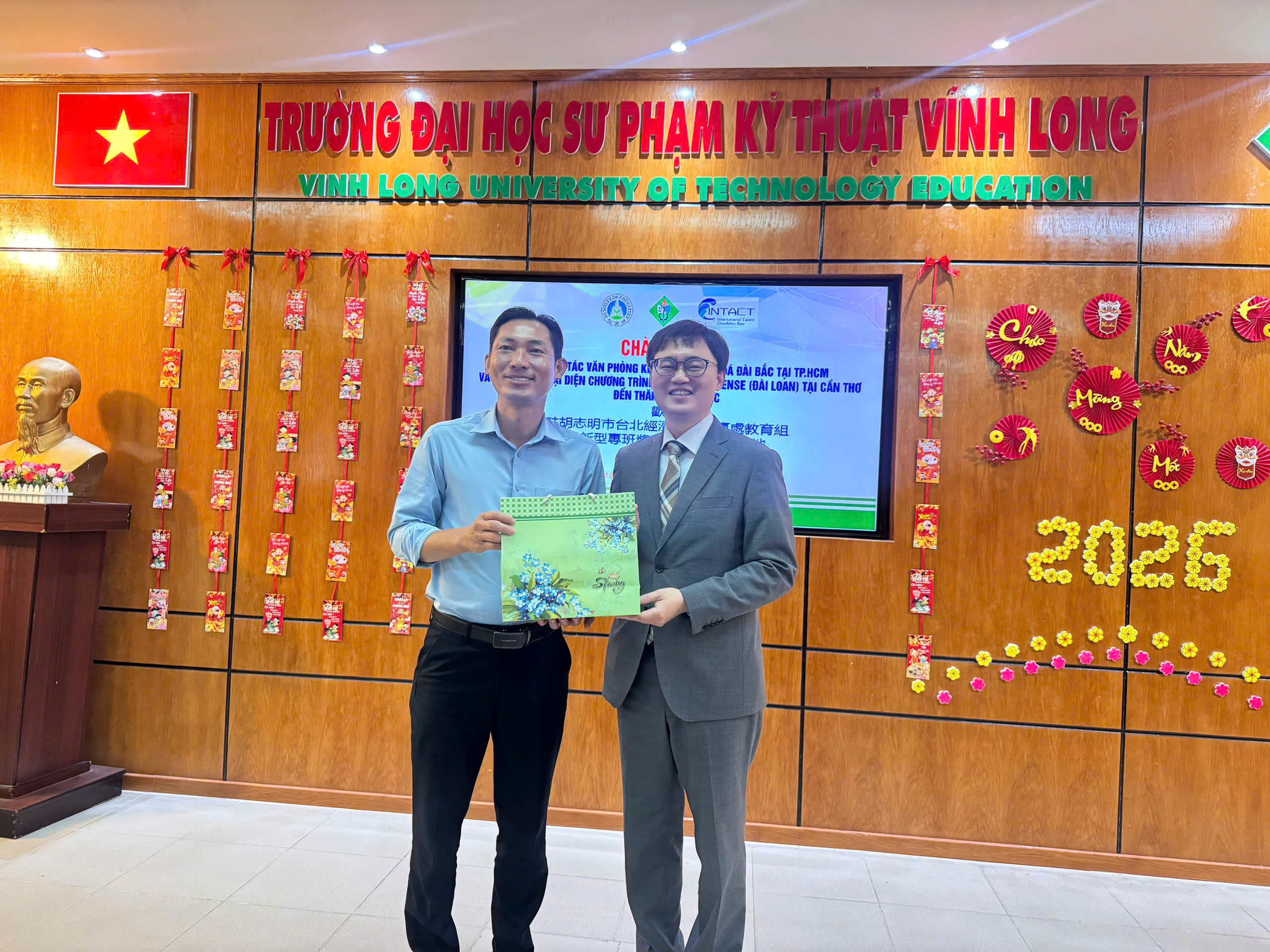 2026年3月4日上午，教育組組長林韋至參事前往拜會永隆技術師範大學。

會中，林組長對雙方良好的合作關係給予高度肯定，並深入說明臺灣各項獎學金政策。他特別強調提升師資之重要性，期盼能選派該校講師赴臺進修，藉此精進其教學技能與華語文能力。

校方對此表達高度認同，並期盼能與教育組進一步深化合作，為師生擴展更多國際交流機會。除了學術合作計畫外，雙方亦針對舉辦兩地大學生足球交流賽進行意見交換，期能藉由體育活動鞏固雙方的深厚友誼。
