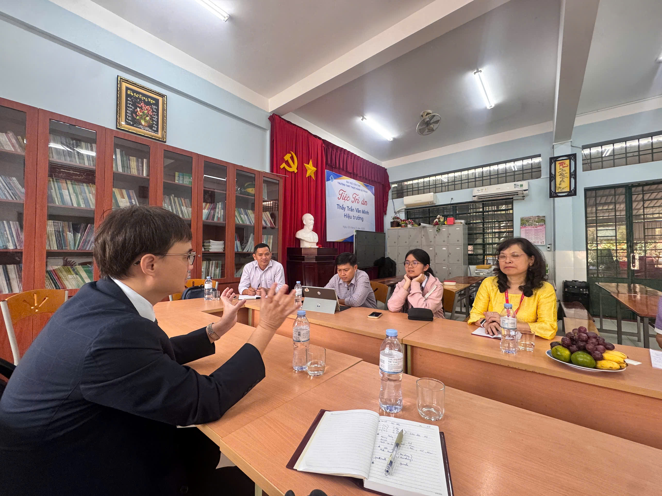 2026年3月3日，教育組組長林韋至參事前往拜會師範實驗高中附屬肯特大學。
在交流座談中，林韋至參事與該校高層進行學生夏令營交流計畫探討，旨在促進文化交流、提升外語能力，並為未來教育合作計畫奠定基礎。此外，林組長亦提及未來將為高中生舉辦足球交流賽之構想。
另一方面，林參事亦會晤了師範實驗高中外語系代表，以加速雙方合作進度，並積極推進於芹苴地區設立「華語文能力測驗」（TOCFL）考場之各項申辦與籌備作業。
校方對於未來與教育組的各項合作計畫表達高度期待與展望。
