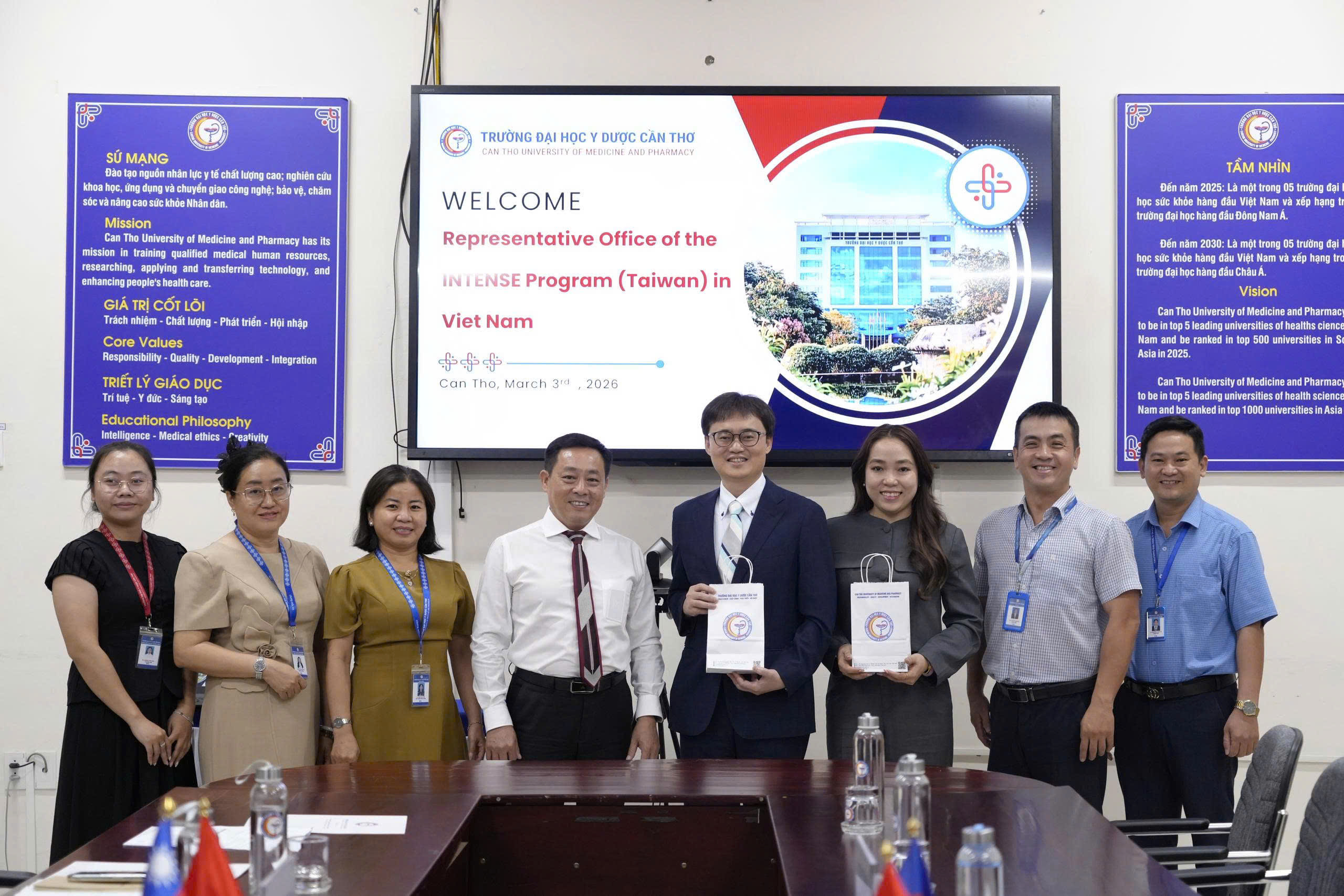 2026年3月3日下午，教育組組長林韋至參事前往拜會肯特醫藥大學並進行交流。

會中，林參事詳細說明了臺灣各類獎學金之政策、相關規定及申請條件，同時對該校與教育組之間良好的合作關係給予高度肯定。

肯特醫藥大學副校長黃氏翠艷（Huỳnh Thị Thúy Diễm）代表校方，對教育組的關心與協助表達誠摯歡迎與感謝。她強調，該校向來極為重視國際合作關係，並期盼未來能進一步深化雙方的長遠合作。

此外，雙方亦針對即將於3月11日舉行的臺灣大專院校代表團參訪肯特醫藥大學之行程細節，進行了意見交換與資訊對接。
